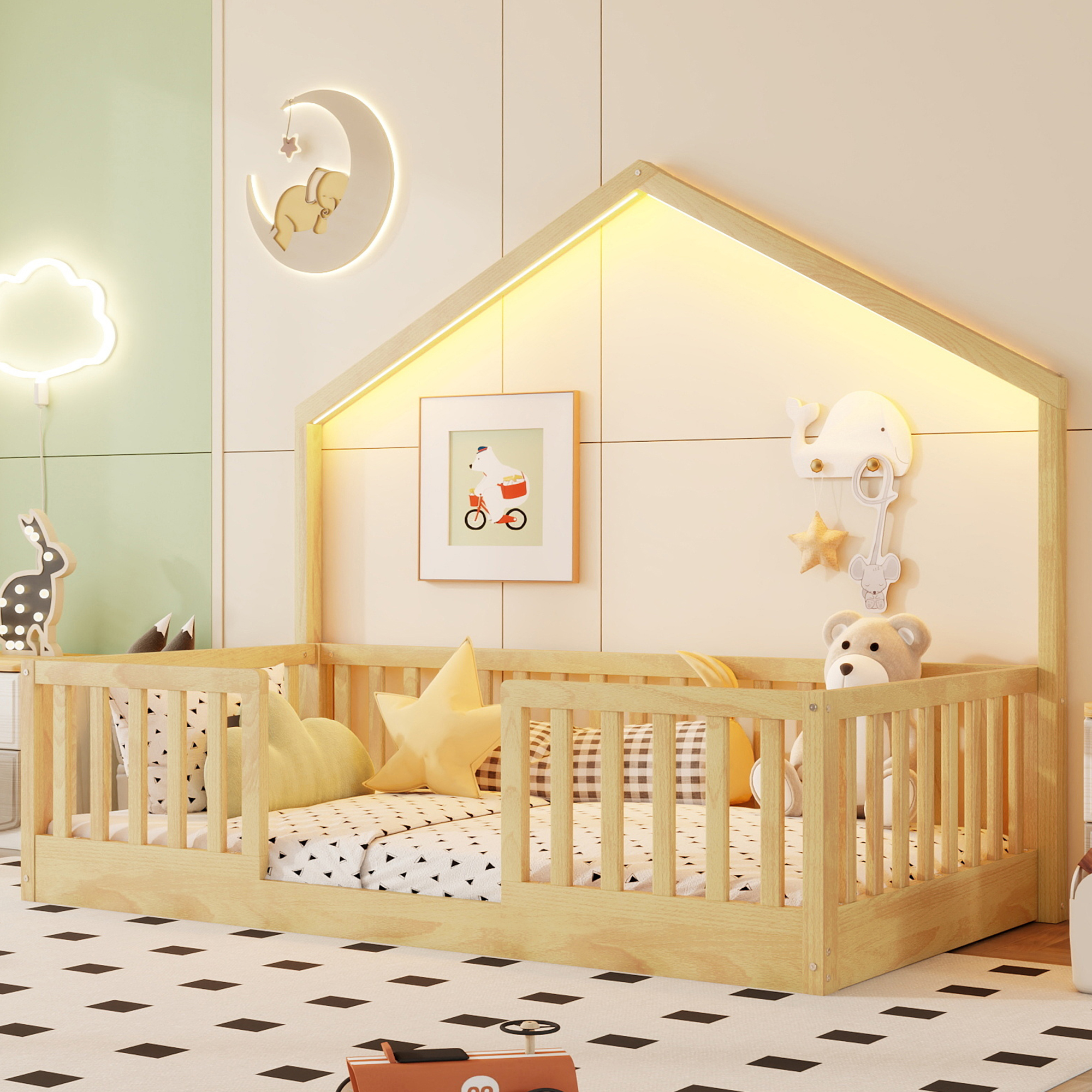 Cama individual de suelo Montessori de madera con barandales altos y luz, natural