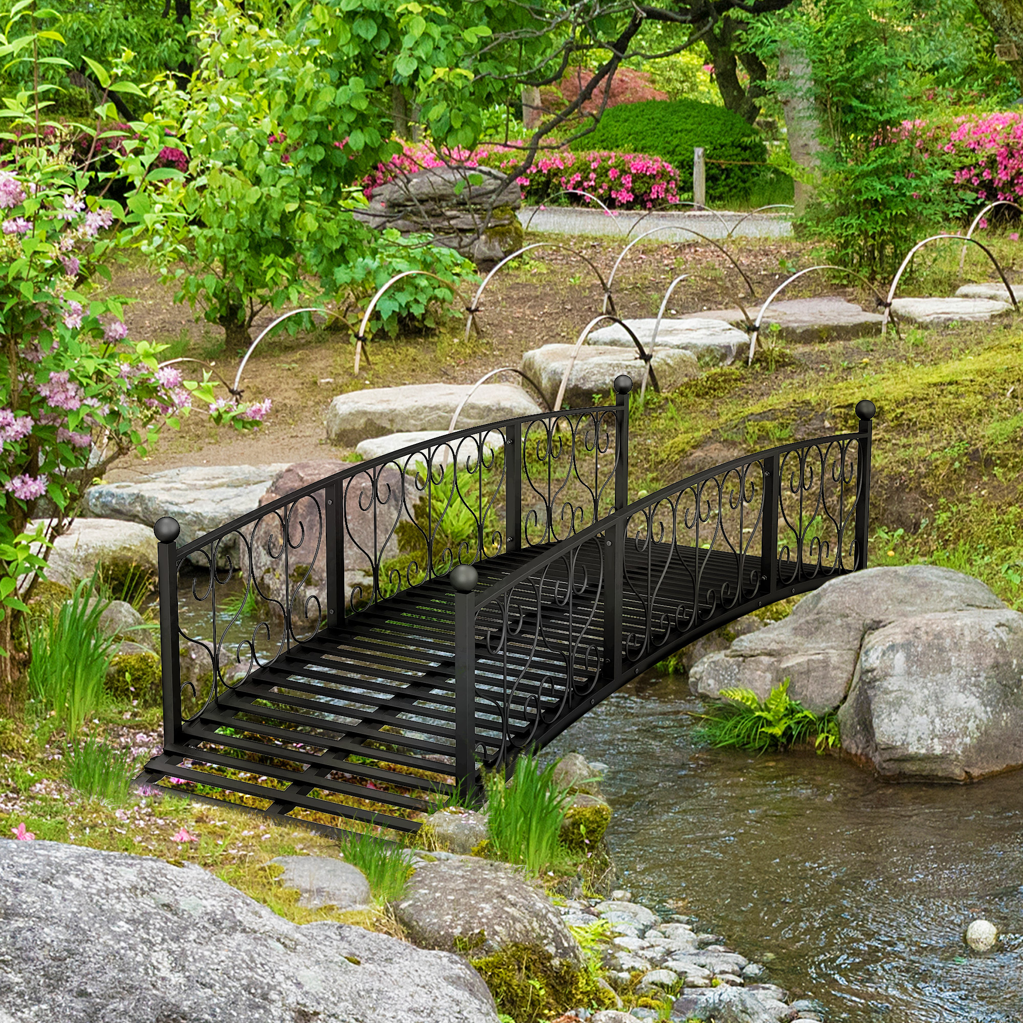 Puente de jardín de arco metálico con barandales laterales y filigrana decorativa, negro