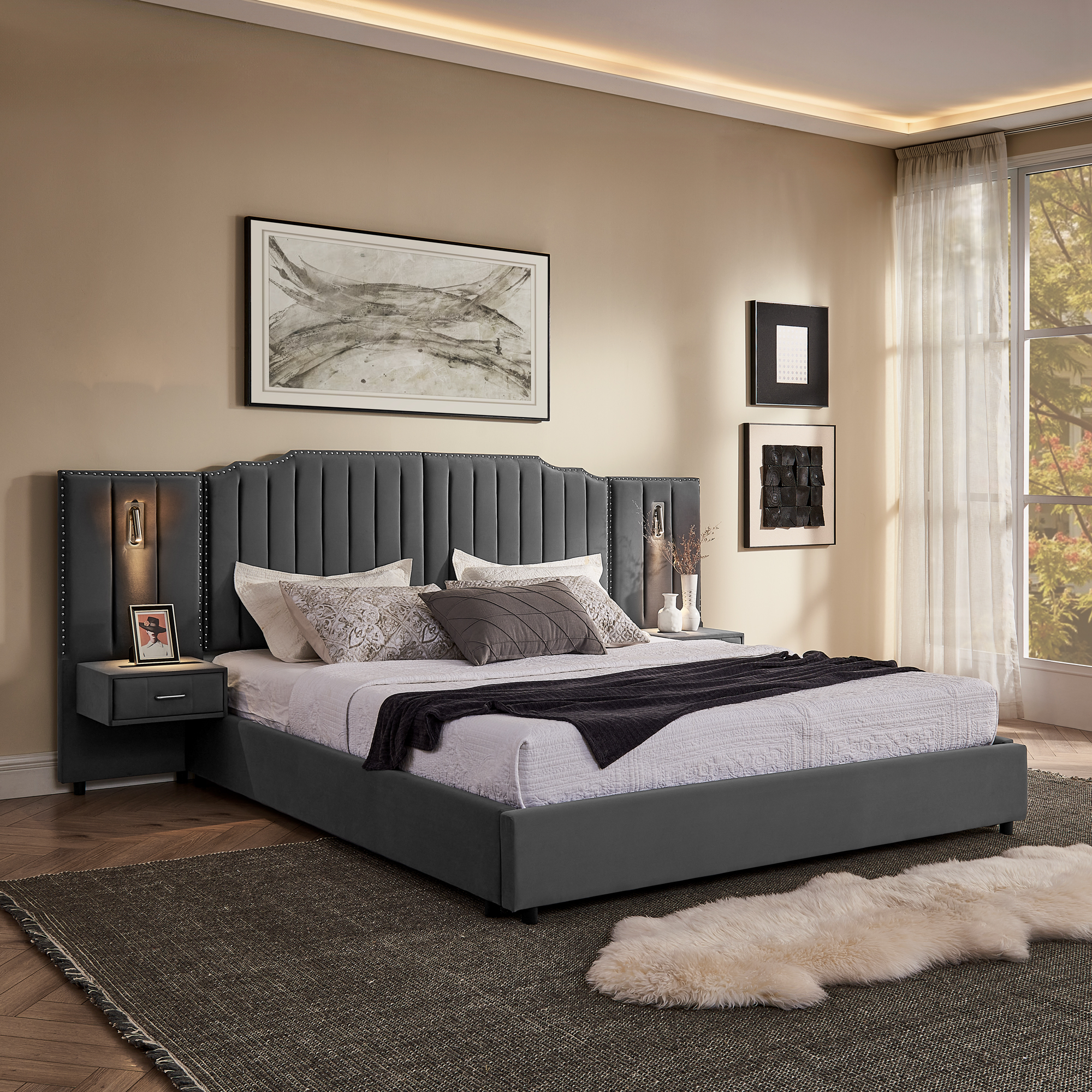 Base de cama tapizada tamaño King de terciopelo gris con cabecera y diseño de rayas.