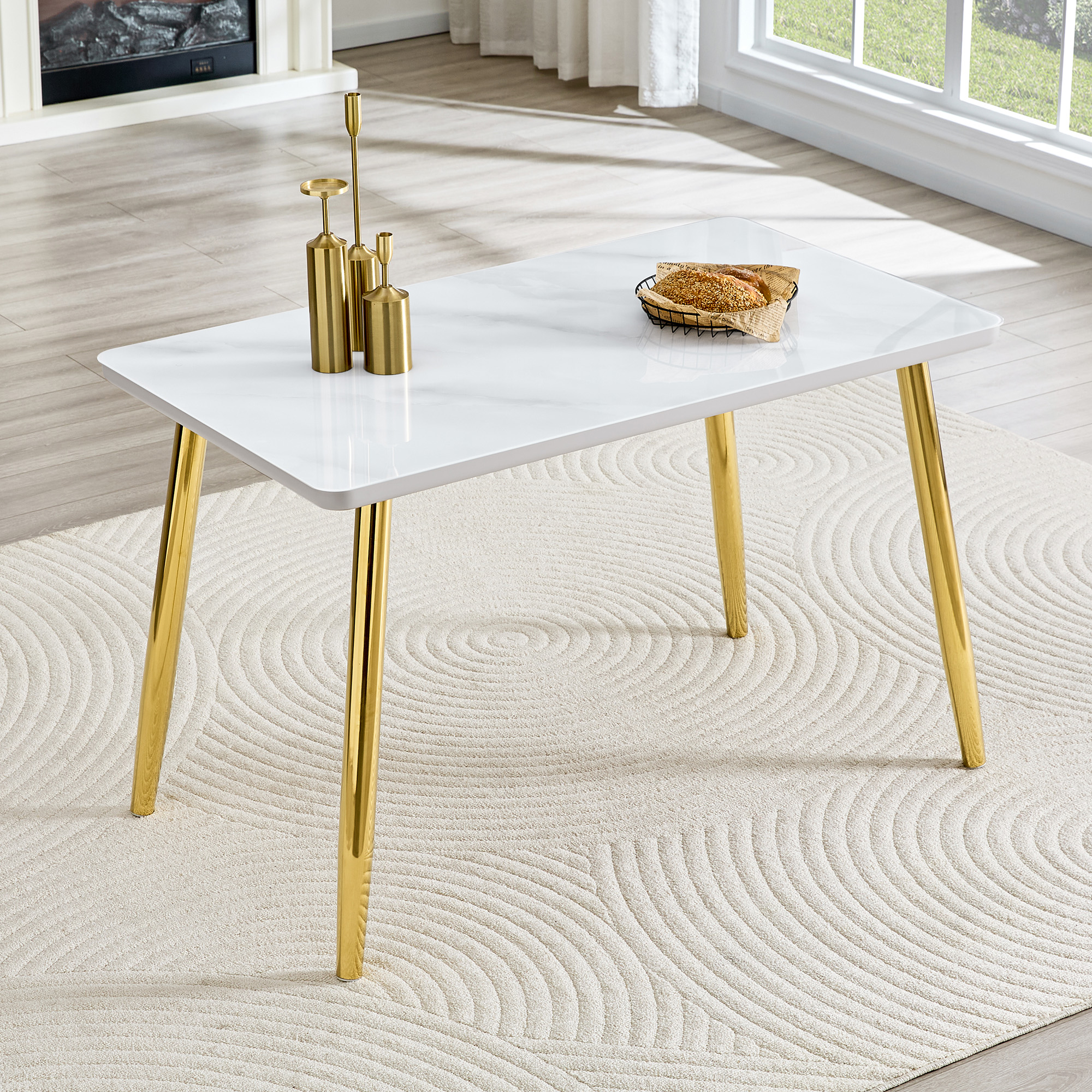 Mesa de comedor rectangular minimalista, vidrio templado y patas doradas.