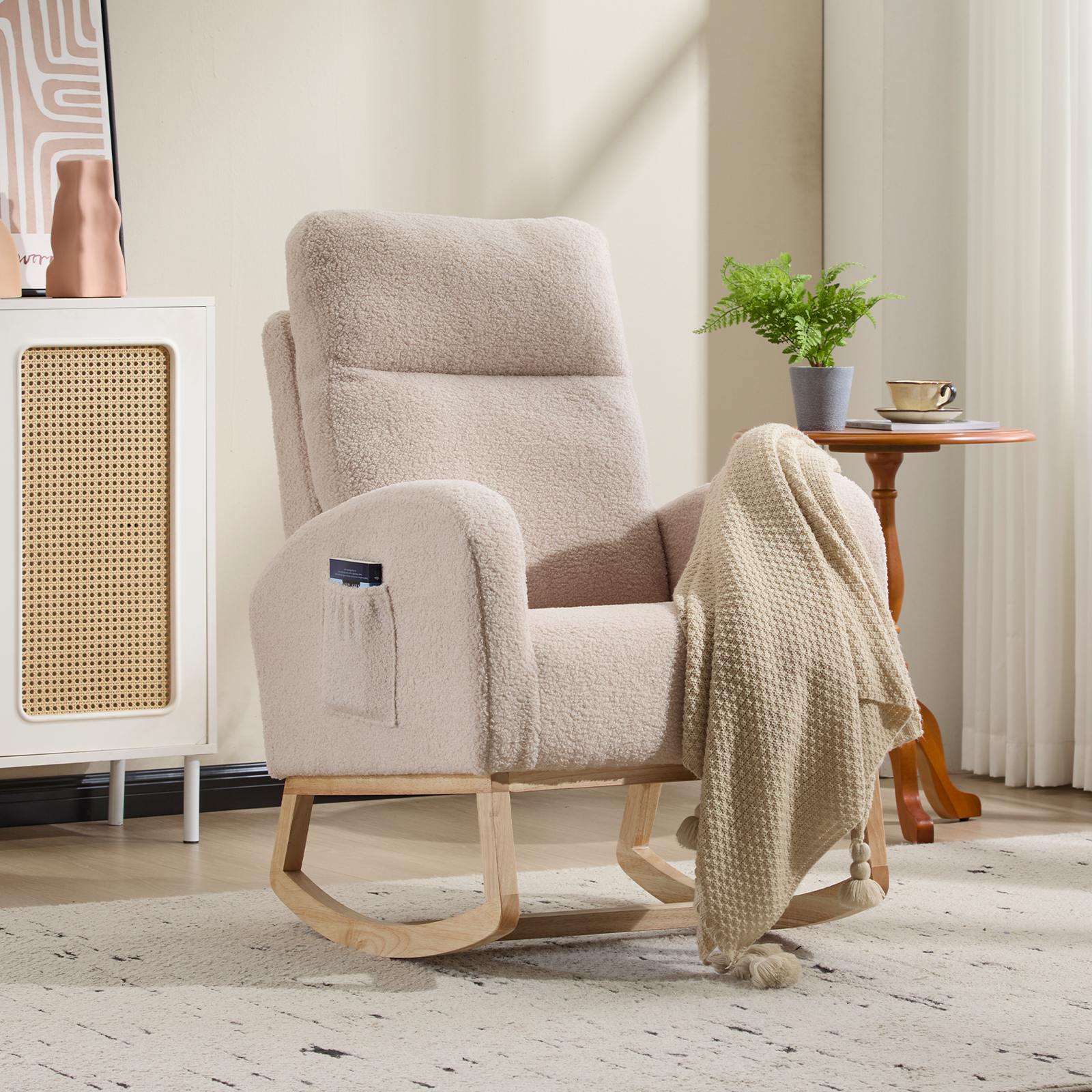 Mecedora moderna decorativa tapizada con patas de madera maciza y respaldo alto, beige