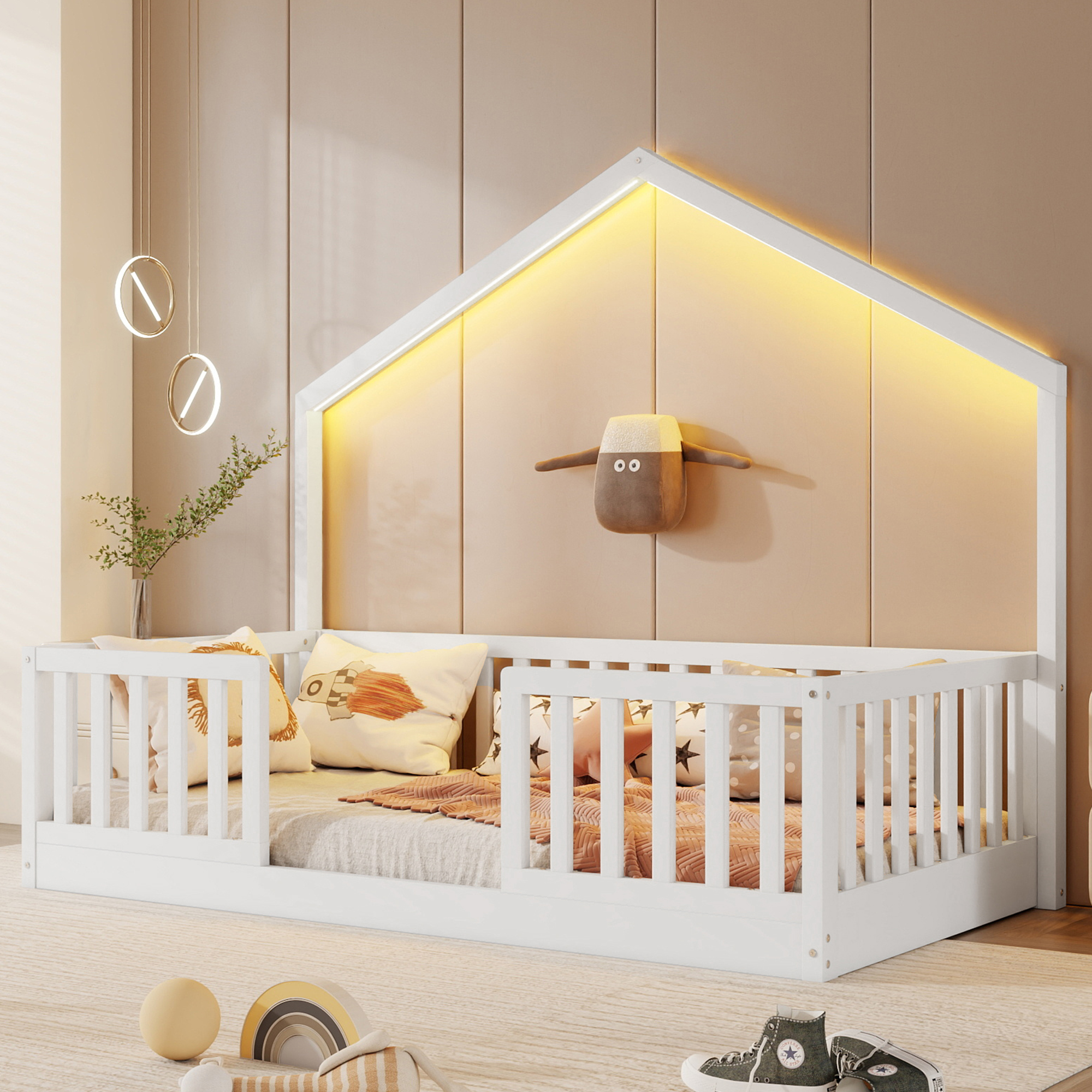 Cama individual baja Montessori de madera con barandales altos y luz, blanca