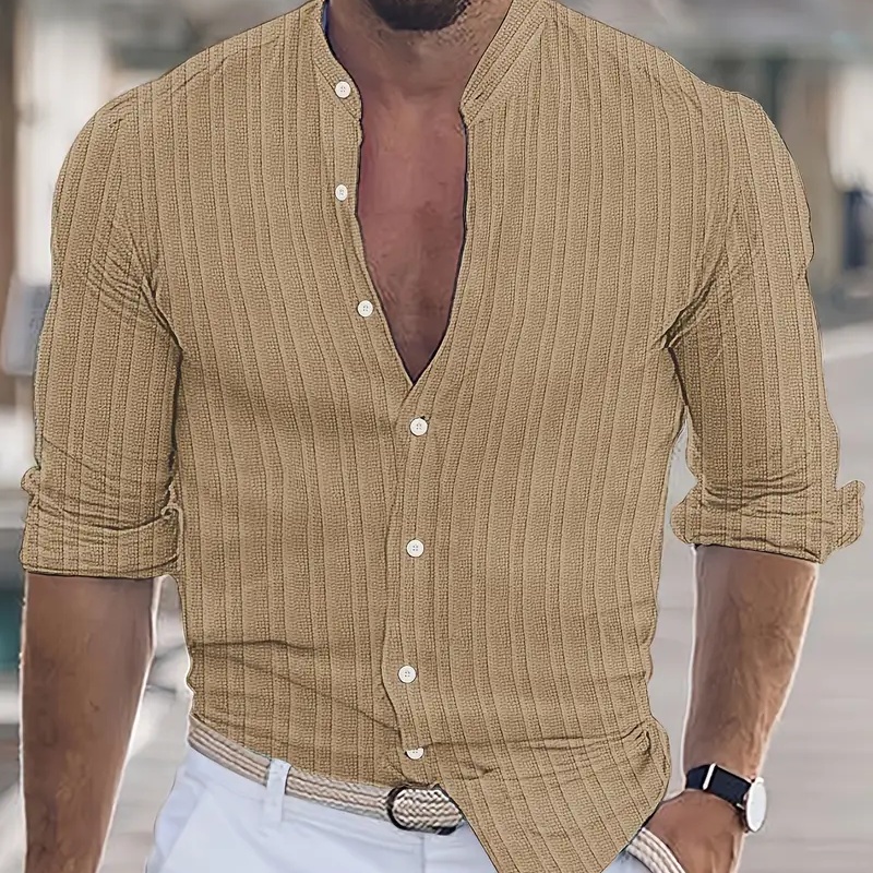 Top ligero de manga larga a rayas con botones para hombre.