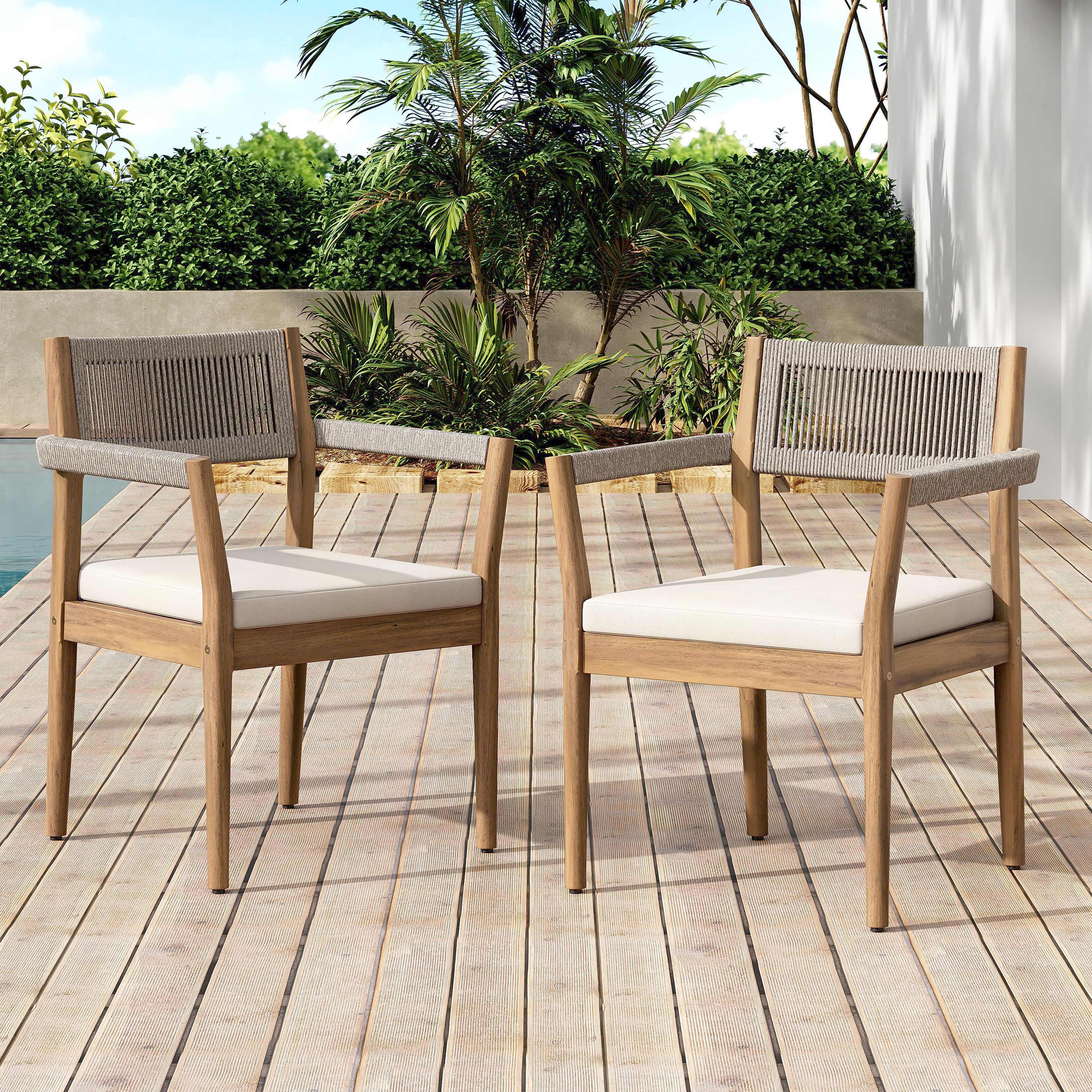 Juego de 2 sillas de comedor de acacia trenzada para exterior, con cojines crema.