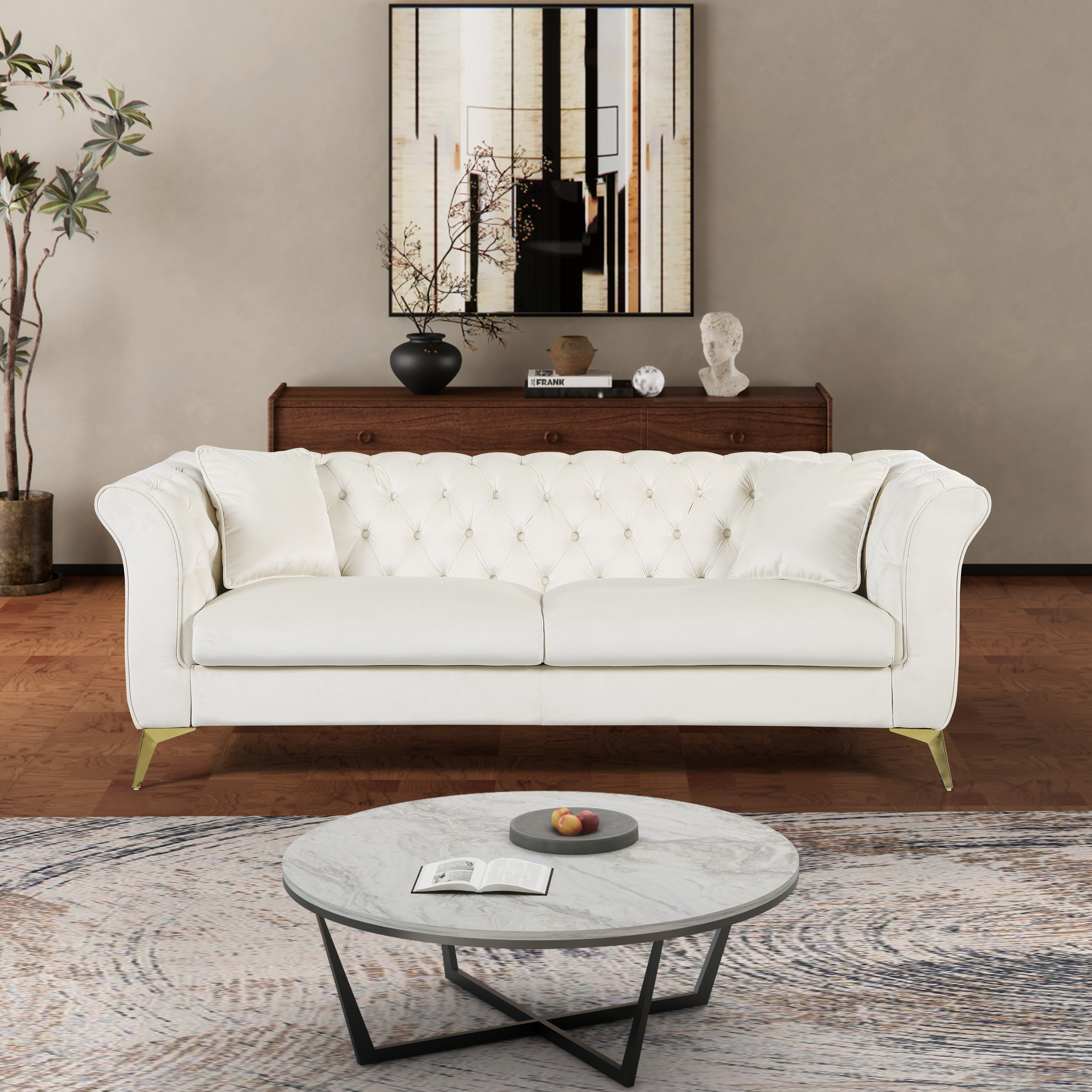 Sofá Chesterfield beige, tela capitoné arrugada, con brazos y respaldo enrollados