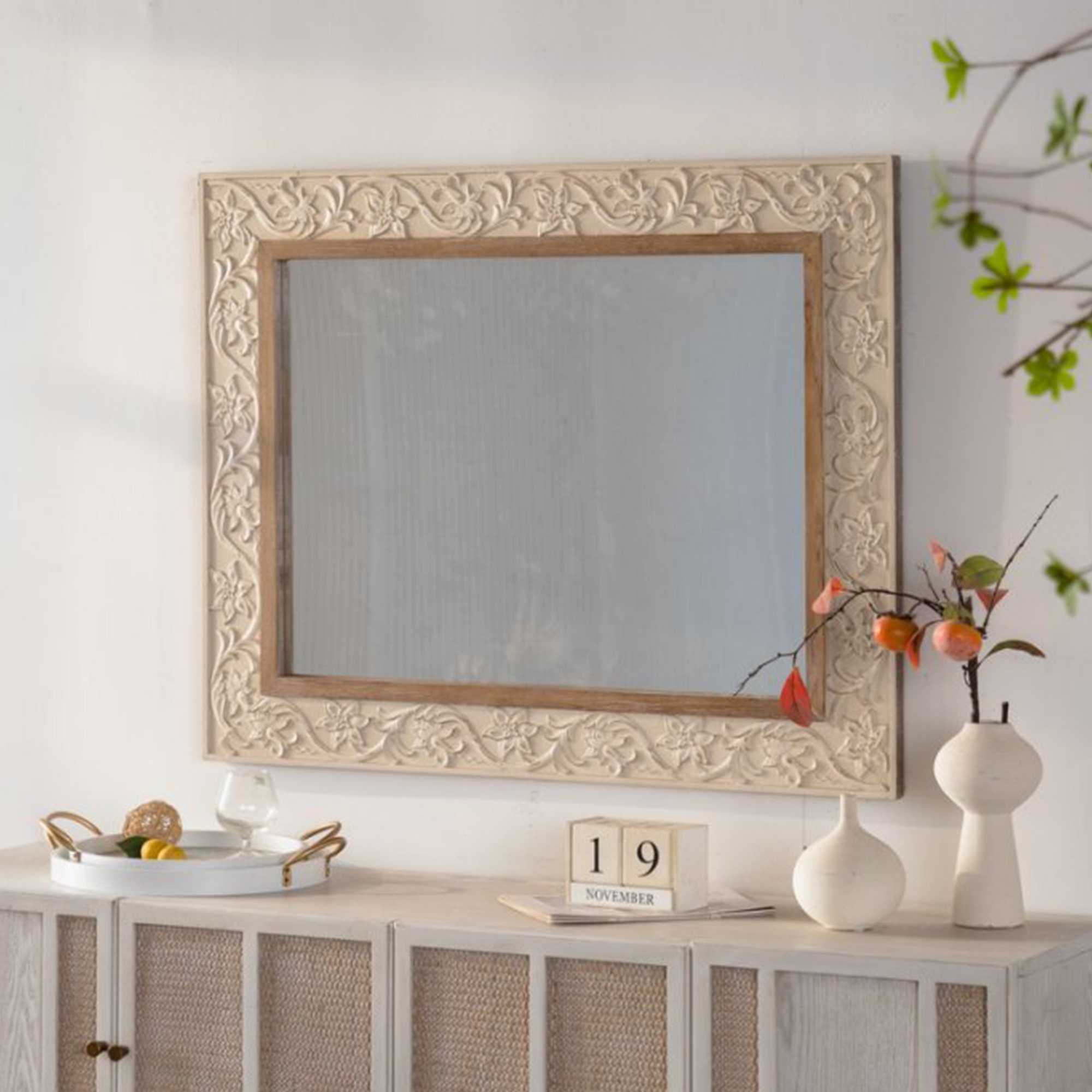 Espejo de pared rectangular vintage con patrón tallado, marco ornamentado para decoración retro.