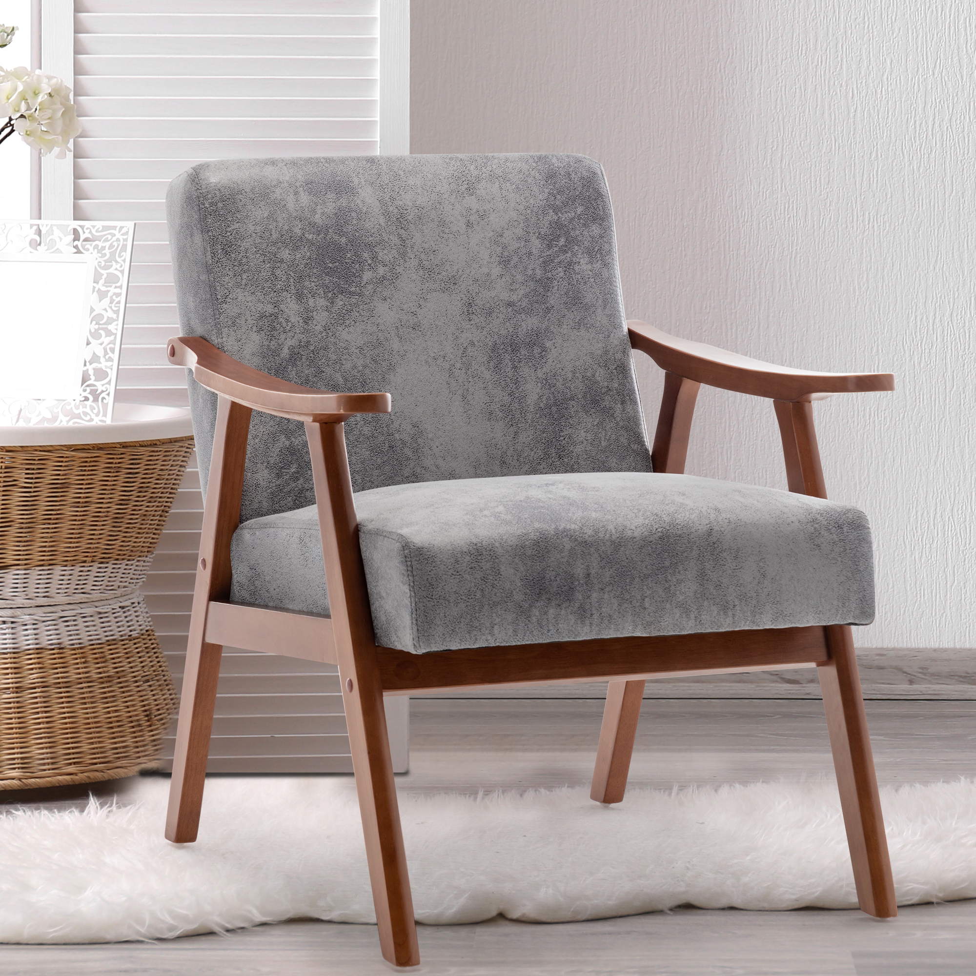 Silla moderna de mediados de siglo con estructura de madera maciza y respaldo extra grueso