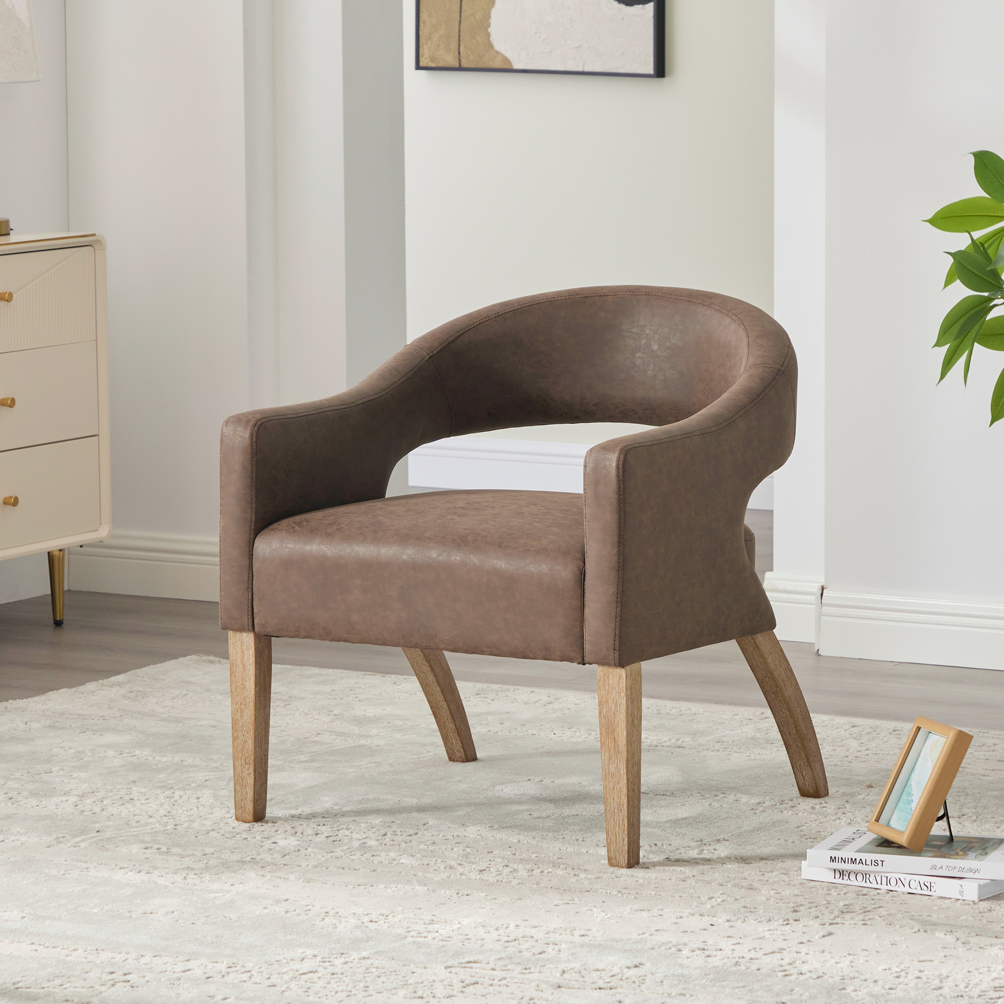 Sillón de comedor tapizado en PU con respaldo abierto y patas de madera envejecida, café
