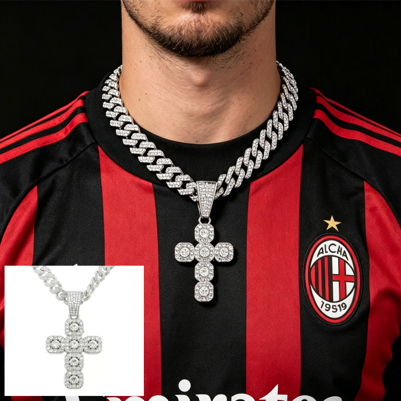Collar con colgante de balón de fútbol de 13 mm y cruz con diamantes