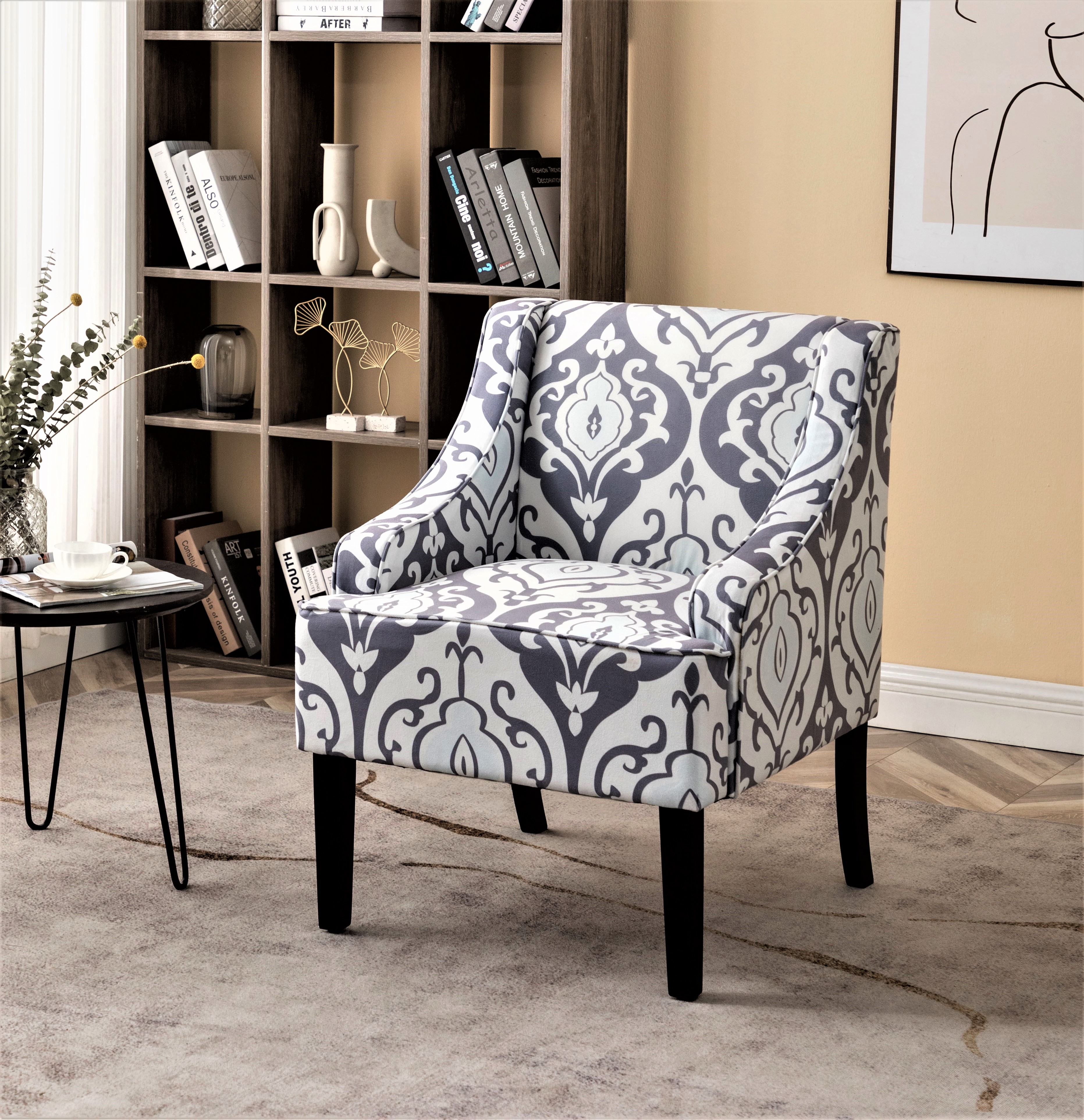 Silla auxiliar tapizada versátil con estructura de madera maciza y brazos empotrados