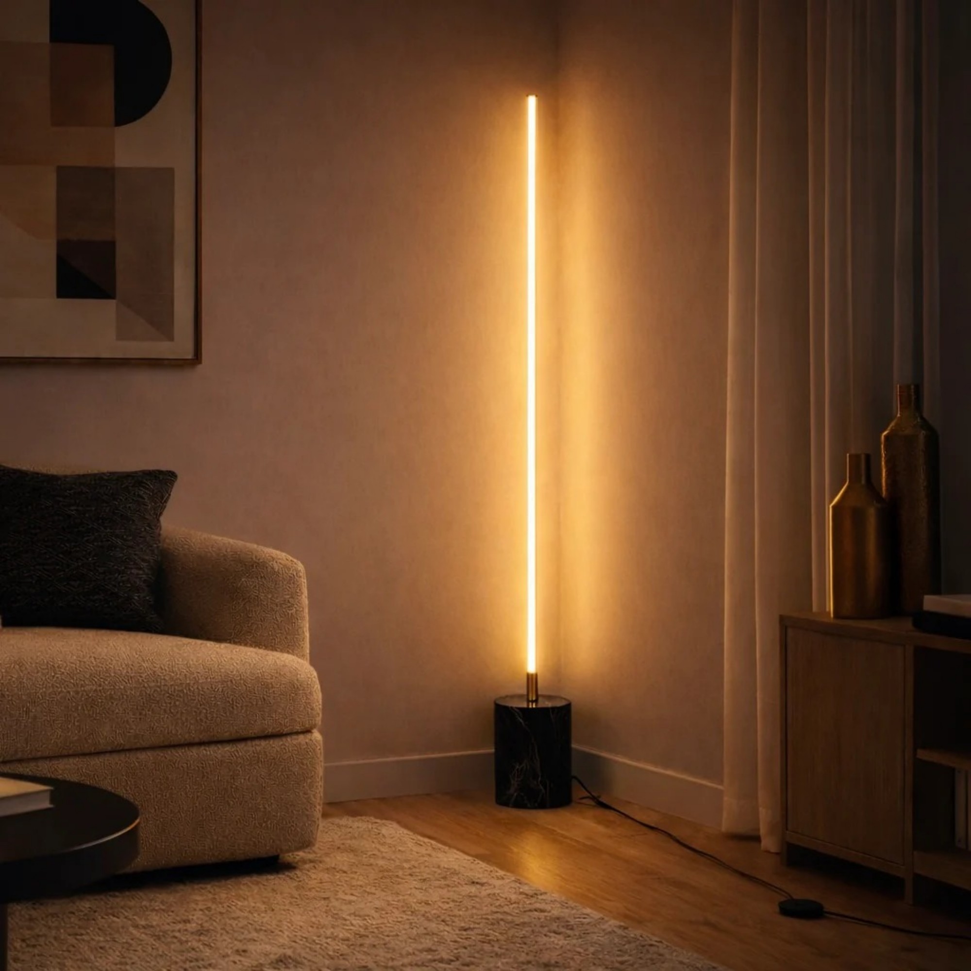 Lámpara de pie LED Prism dorada con base de mármol sintético y encendido/apagado