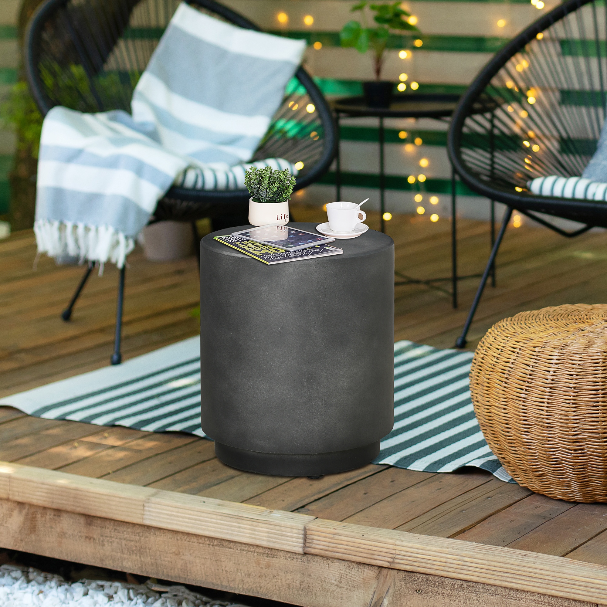Mesa auxiliar redonda ligera con acabado de concreto, gris oscuro