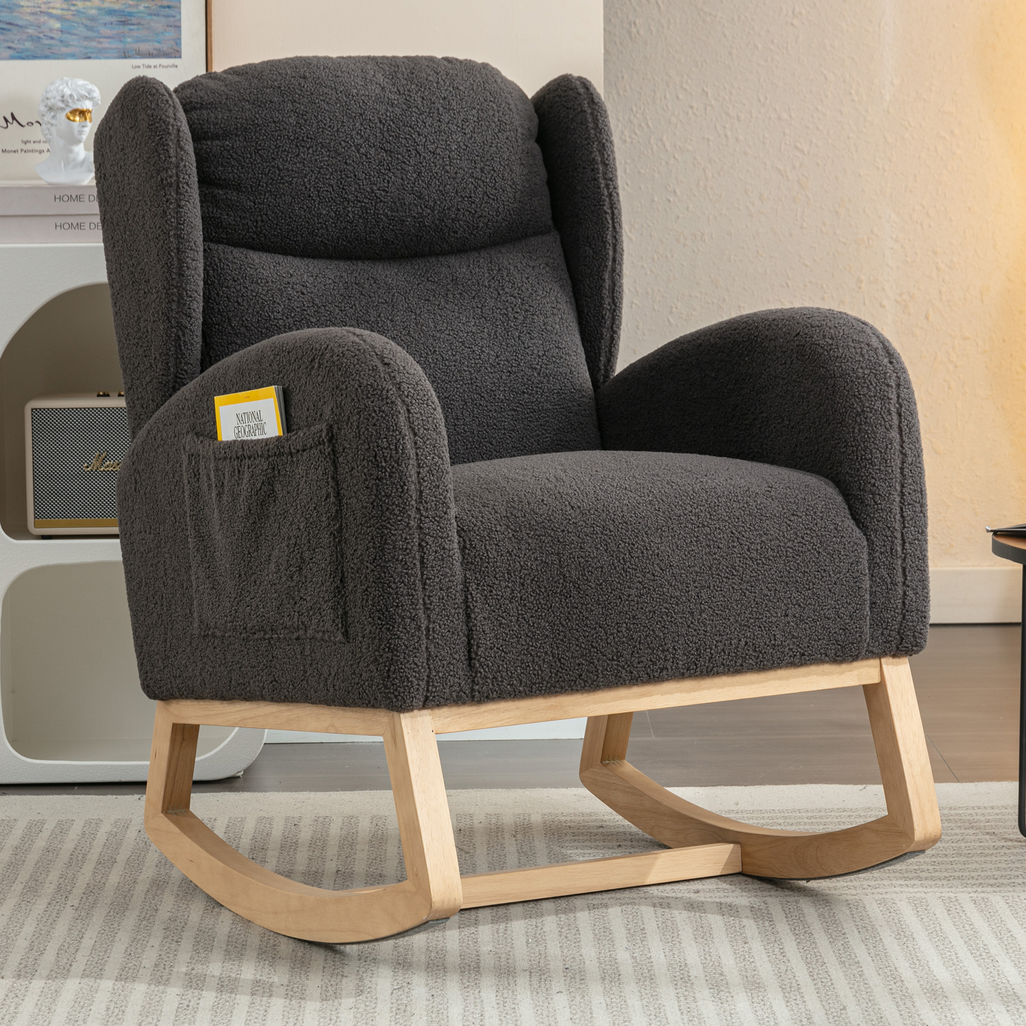 Silla mecedora de tela Teddy con patas de madera, gris oscuro