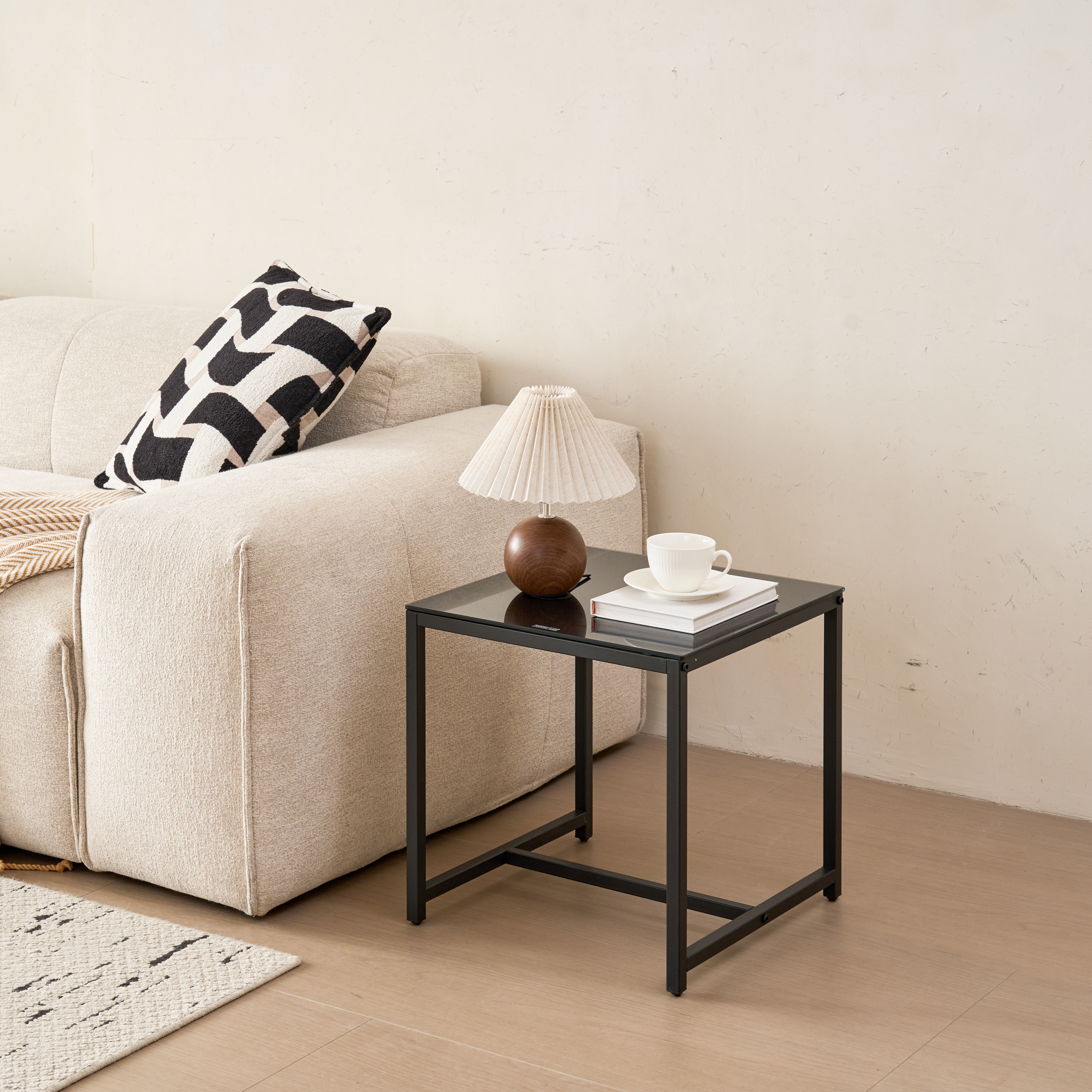 Mesa de noche de vidrio negro y MDF con pata de metal