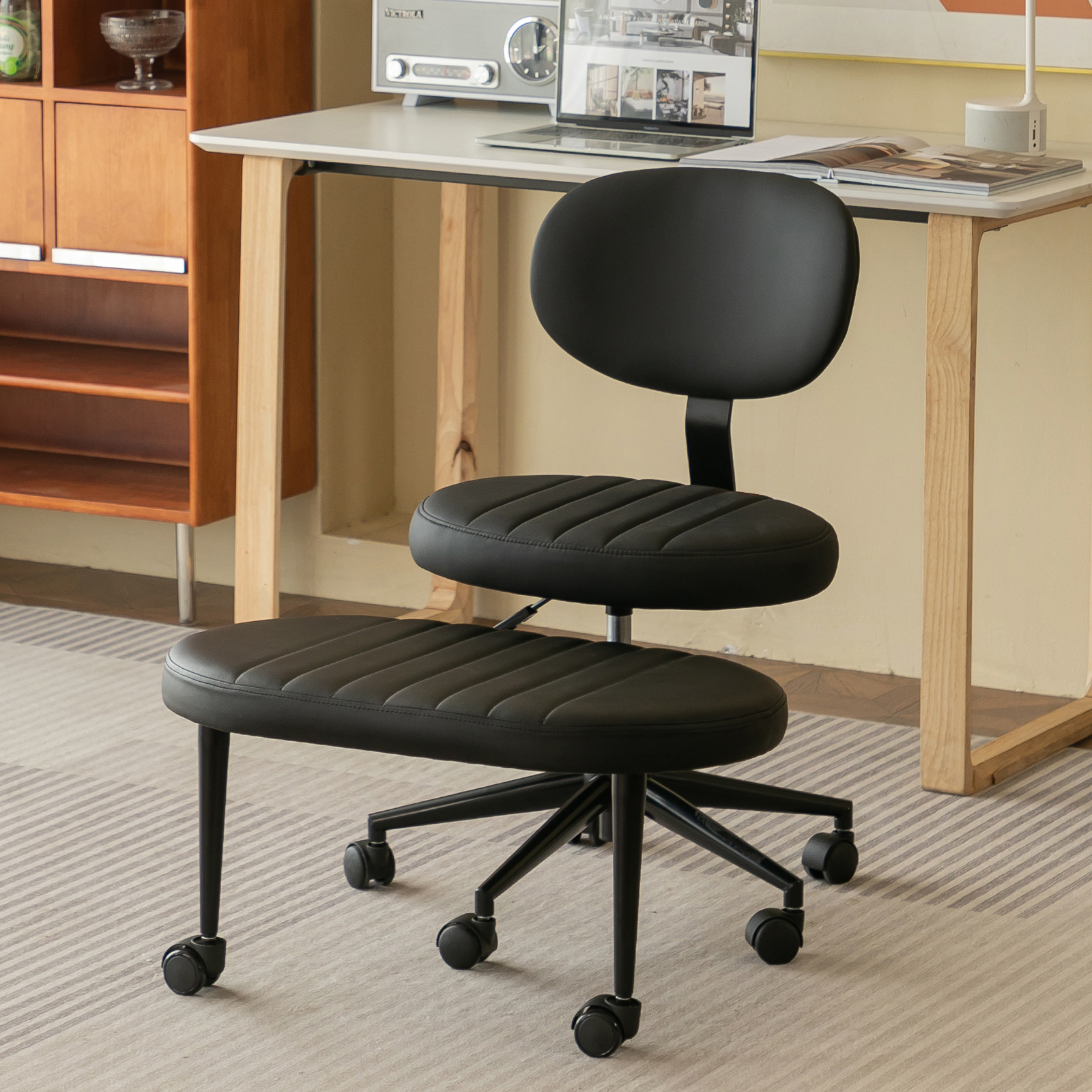 Silla de oficina ergonómica, multiposición, giratoria, con soporte lumbar y base rodante.
