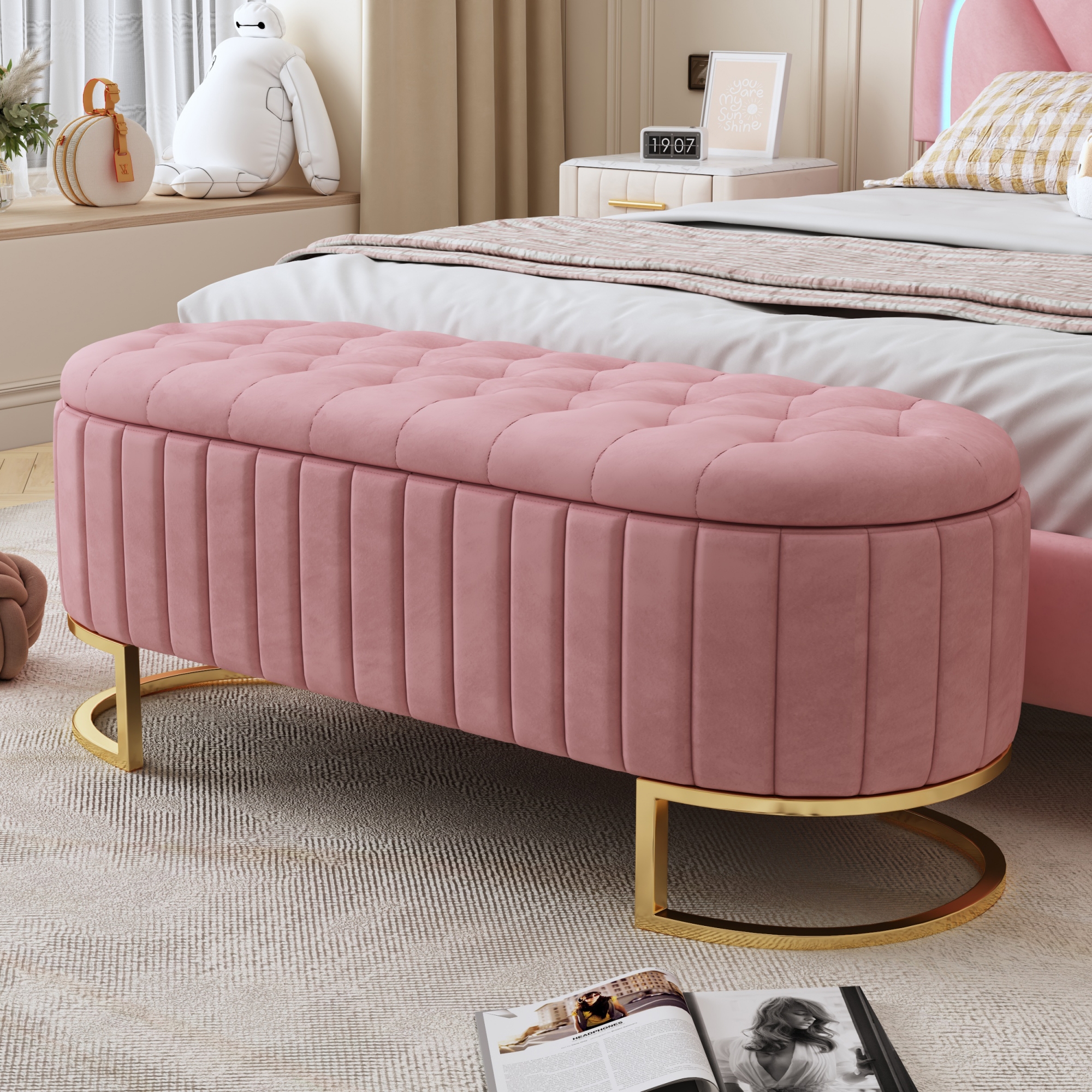Otomana de almacenamiento elegante de terciopelo capitoné con patas de metal, color rosa.