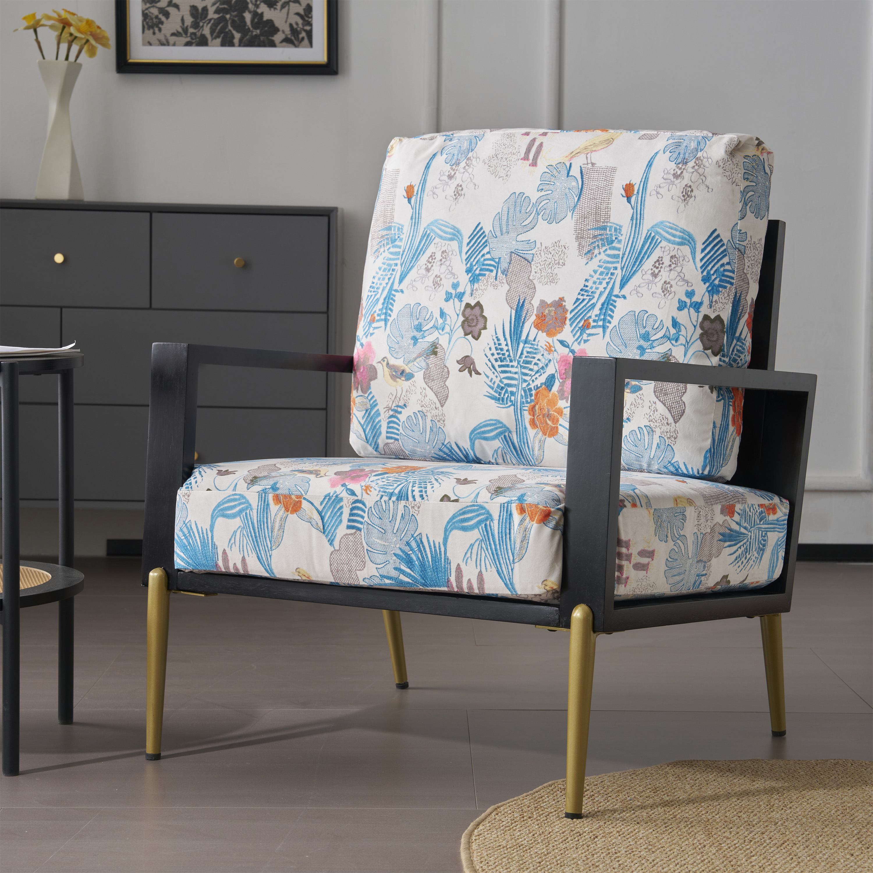 Sillón auxiliar floral de terciopelo azul con patas de metal y marco de madera