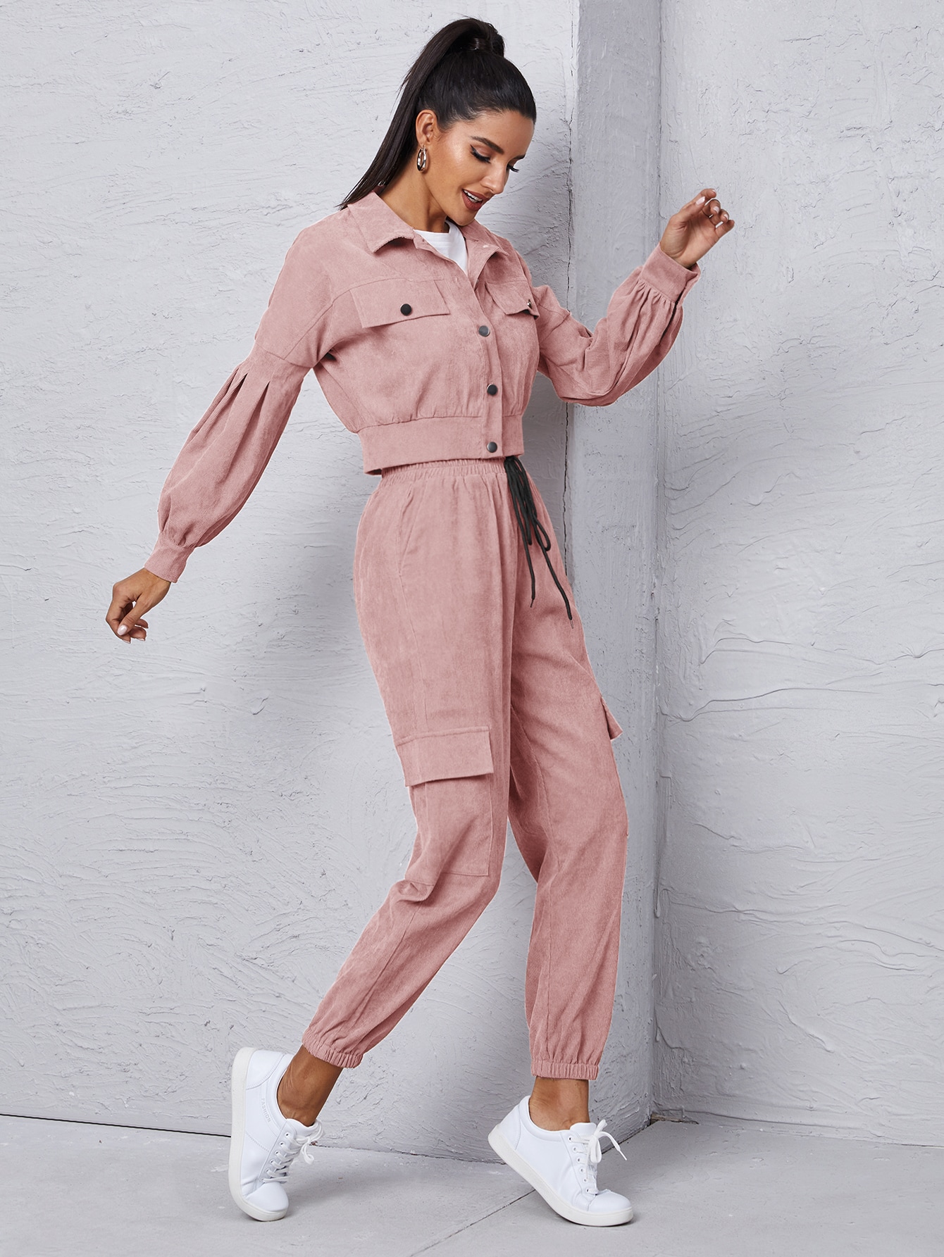 Chaqueta con solapa y pantalón cargo con lazo frontal