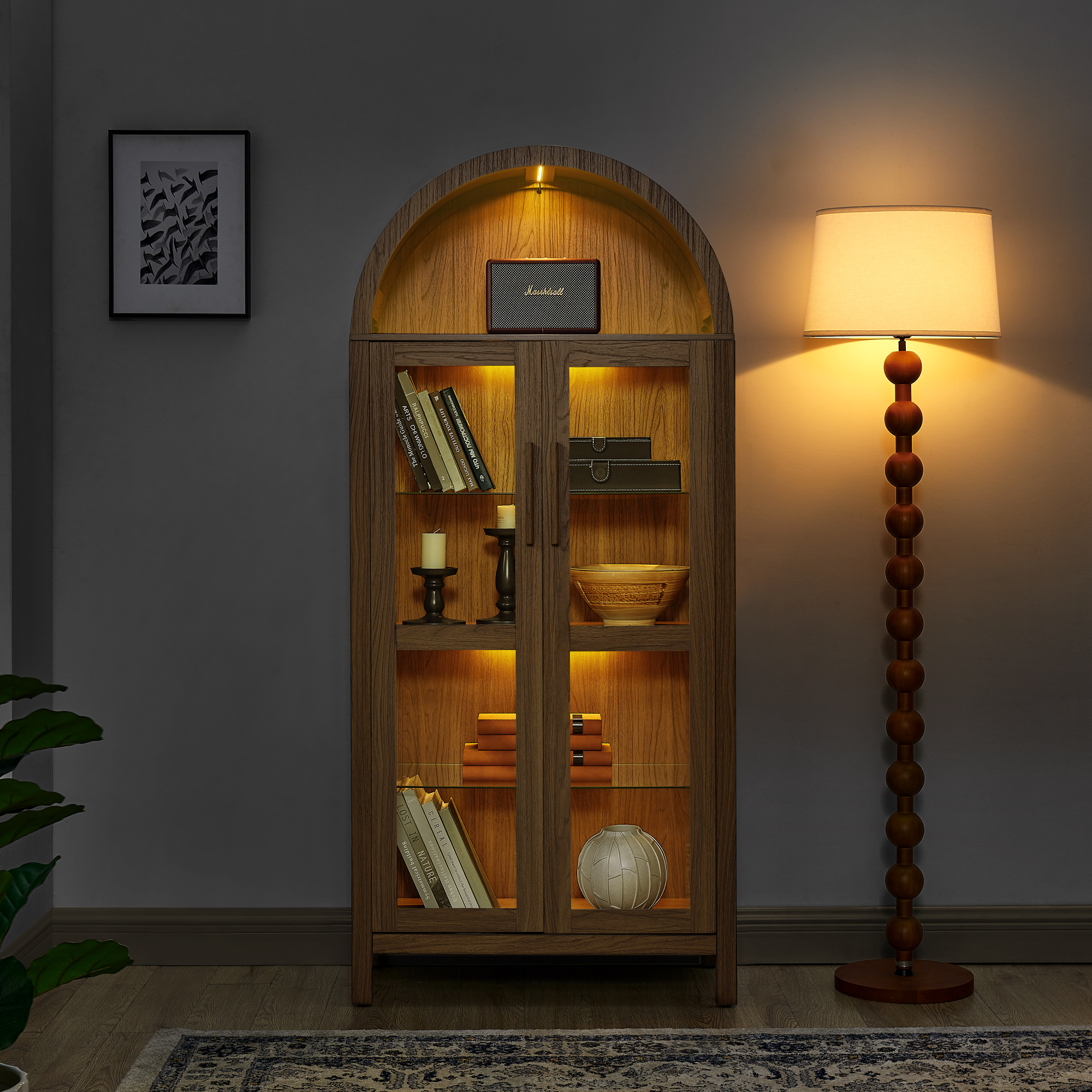 Gabinete de almacenamiento de madera estilo retro con lámpara y divisiones de vidrio