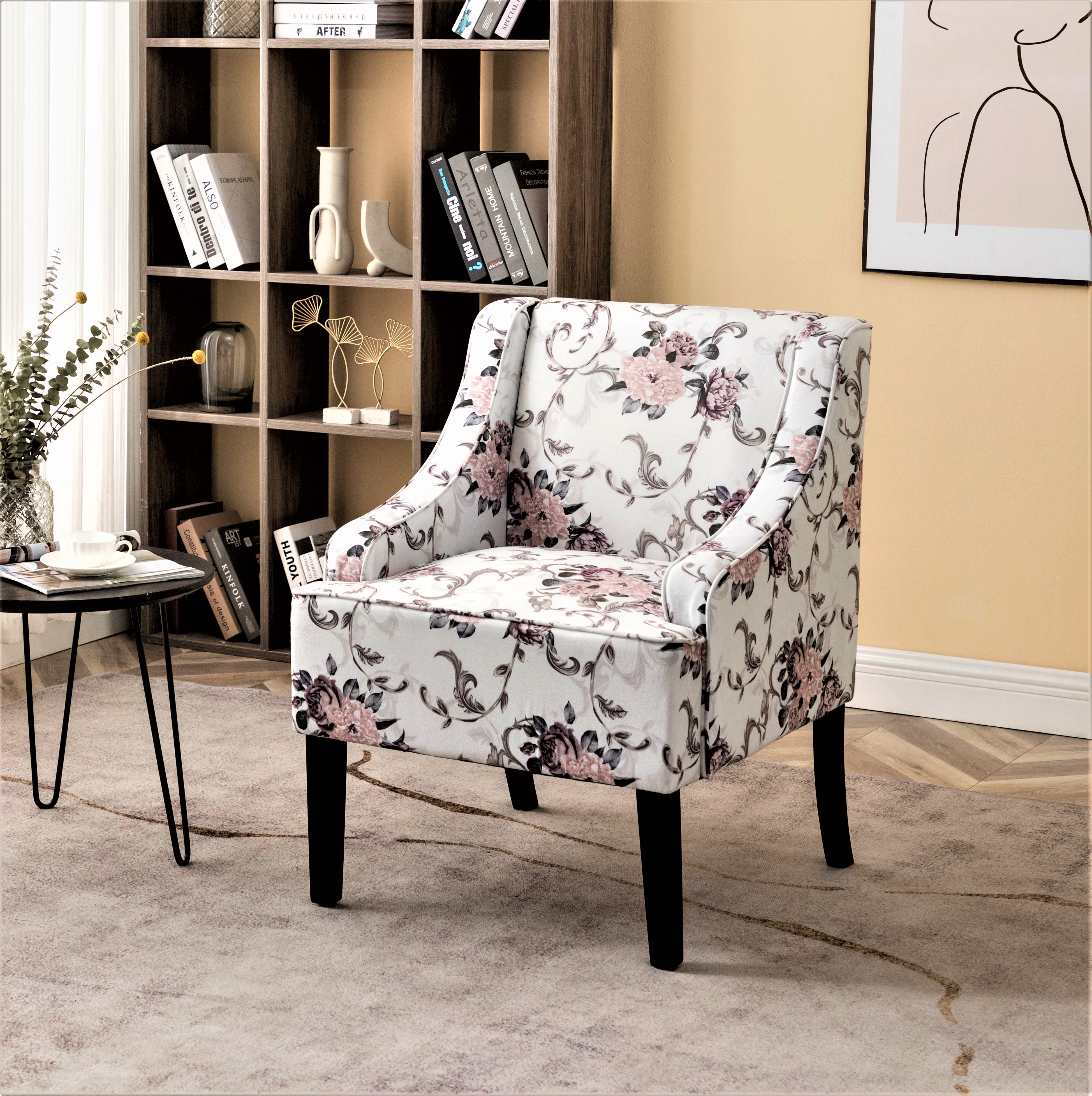 Silla auxiliar tapizada con estructura de madera maciza y brazos empotrados