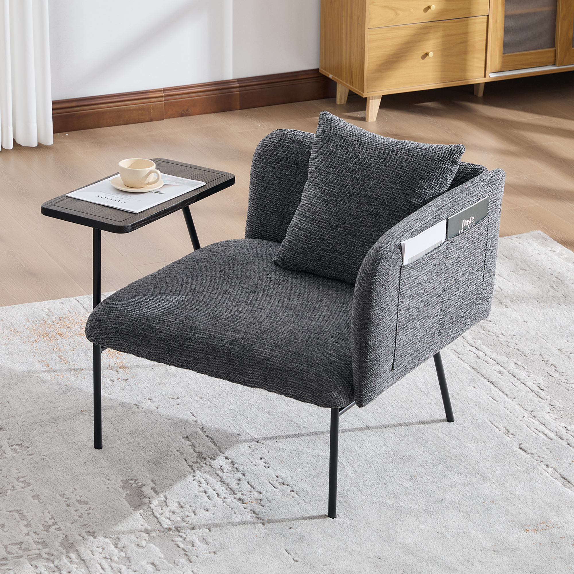 Silla de ocio moderna tapizada con patas de metal, mesa pequeña y cojín trasero
