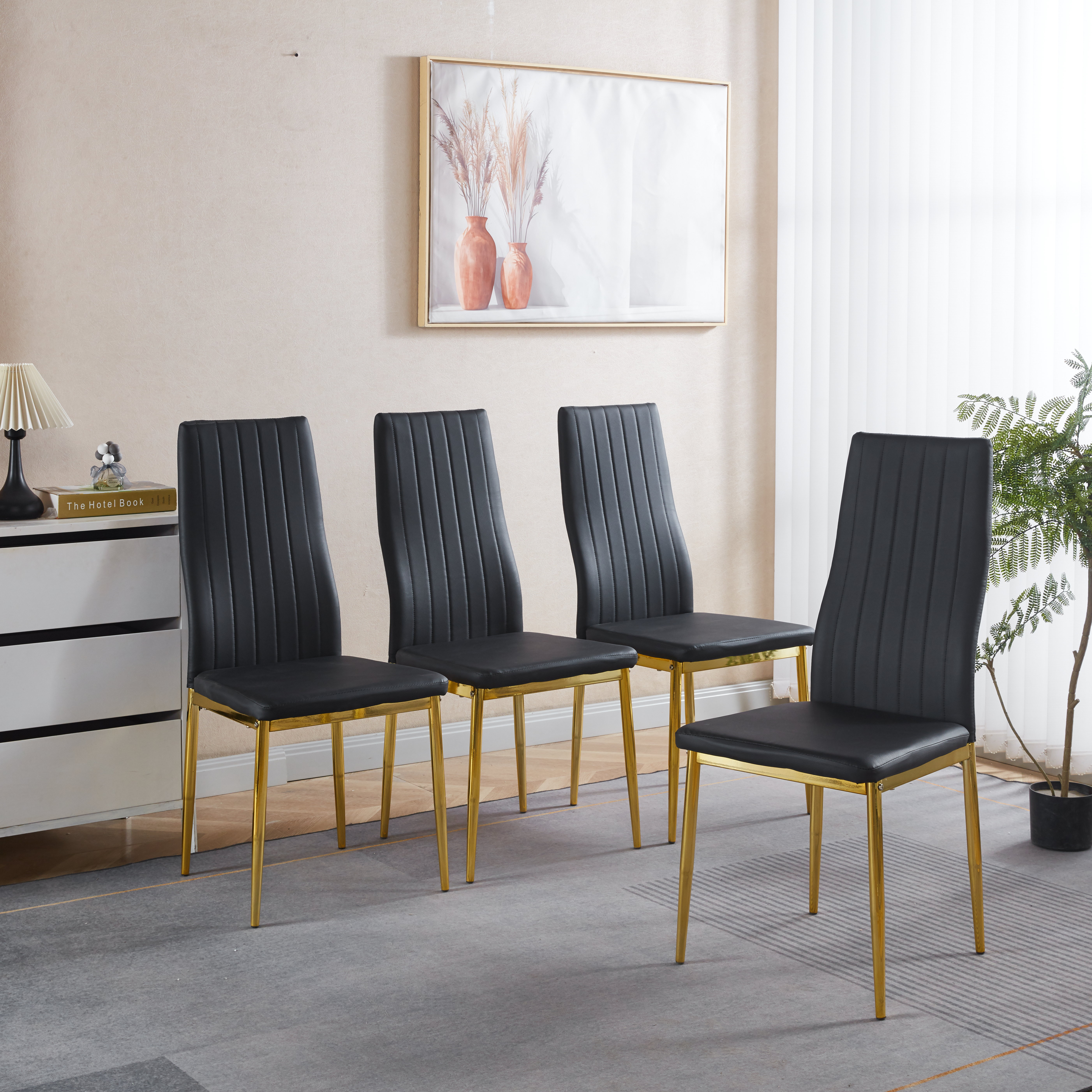 Sillas, juego de 4, patas color dorado, asiento negro.