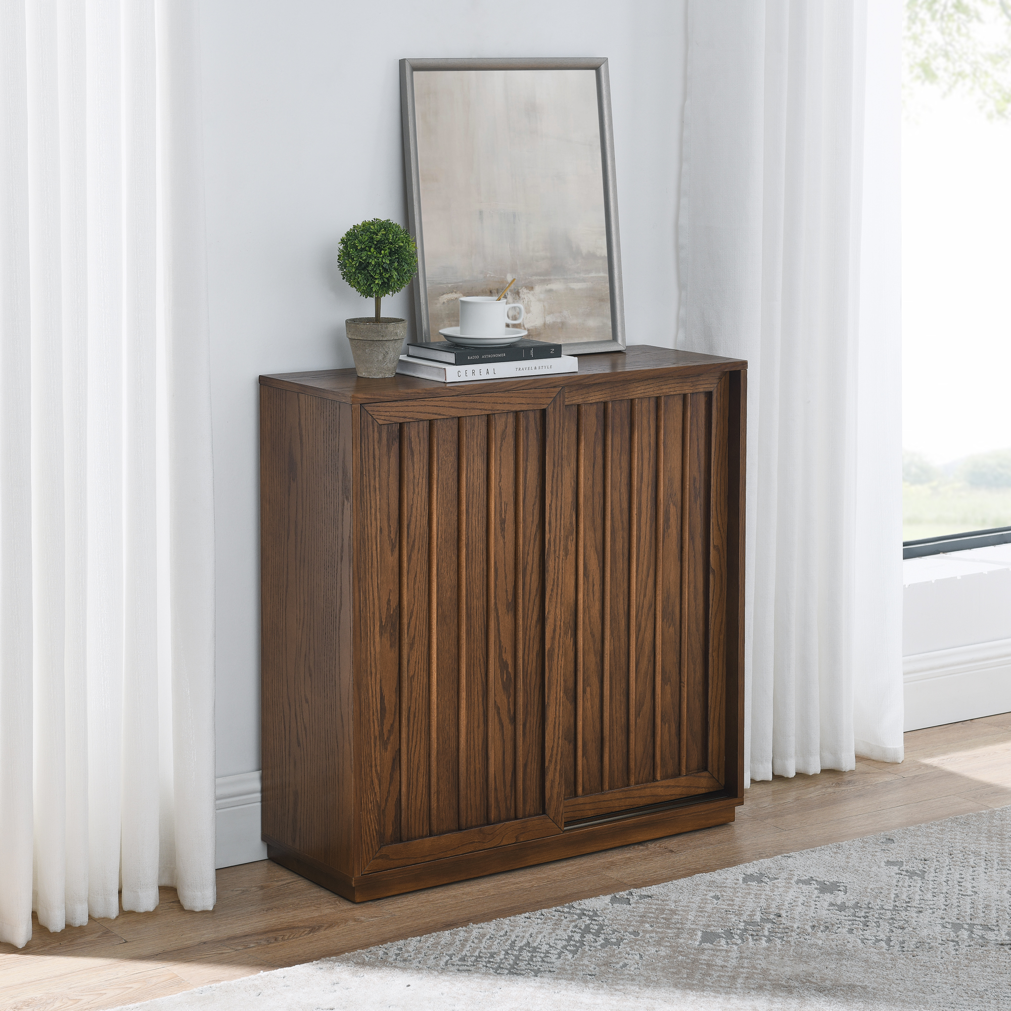 Aparador estilo Mid Century con 2 puertas corredizas y detalles de madera maciza.
