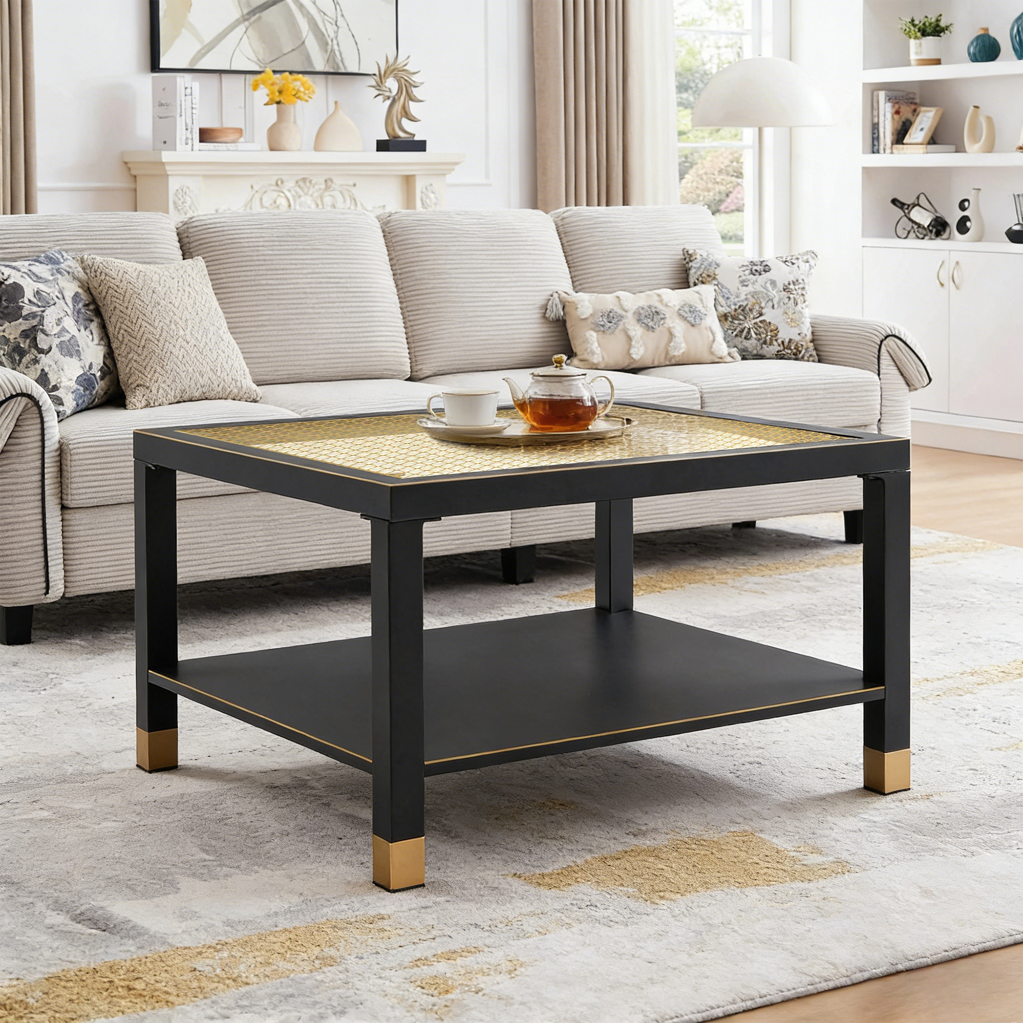 Mesa de centro cuadrada industrial con estructura de acero negro y tapa de vidrio