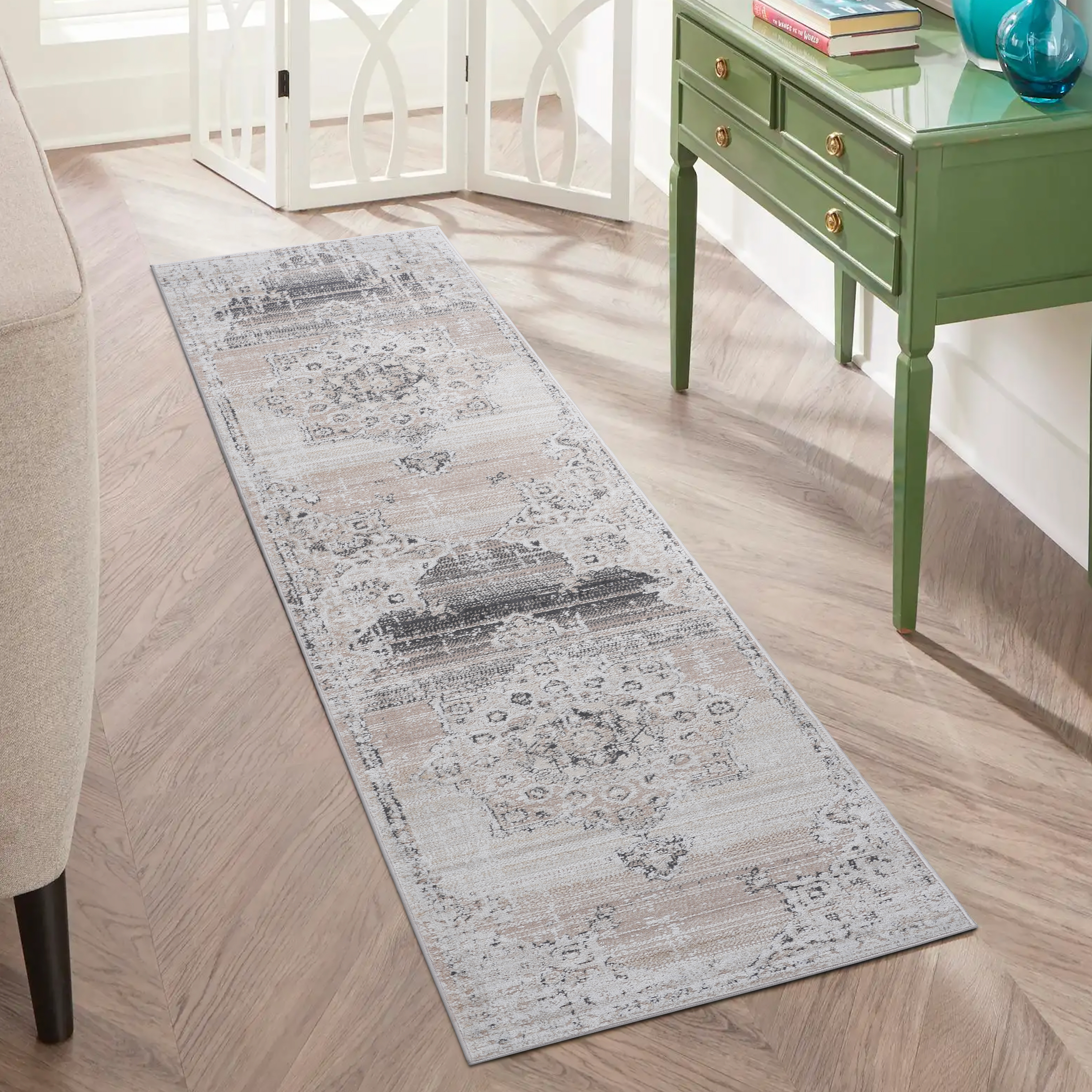Alfombra pasillera PAYAS 2X8 con medallón en tonos crema y beige.