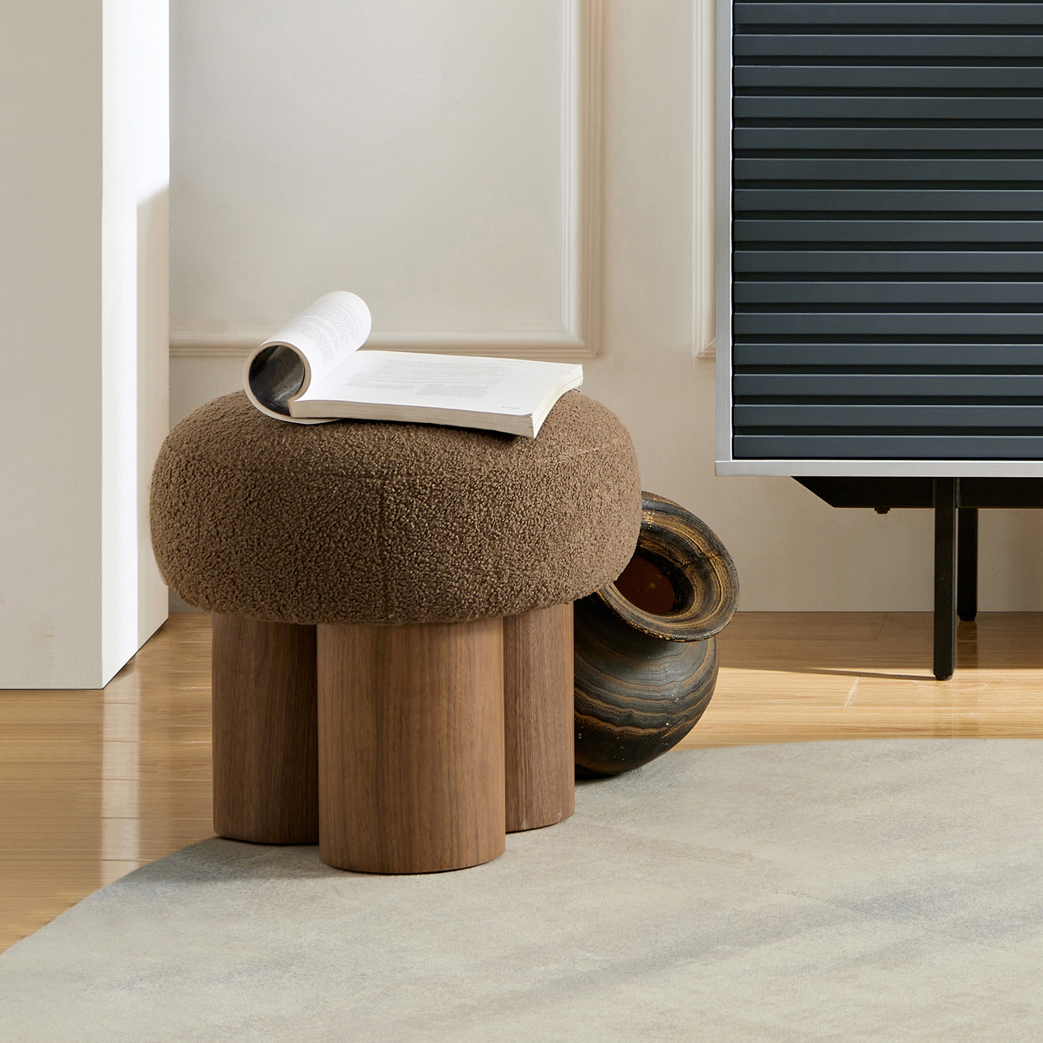 Taburete W8017-1 tipo hongo, asiento de lana de cordero marrón, base con chapa de nogal.