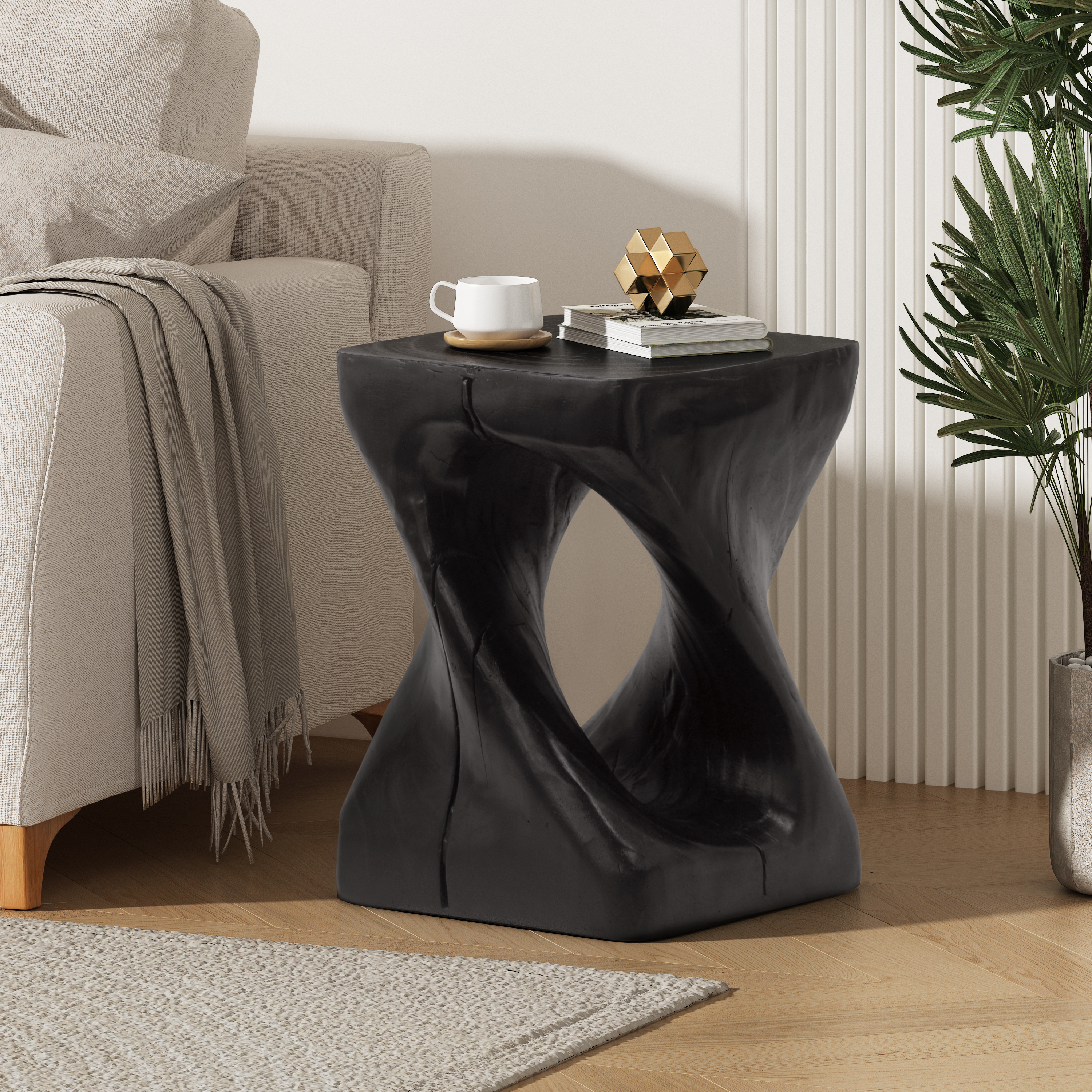 Mesa auxiliar MGO con forma de giro, textura de madera, color negro.