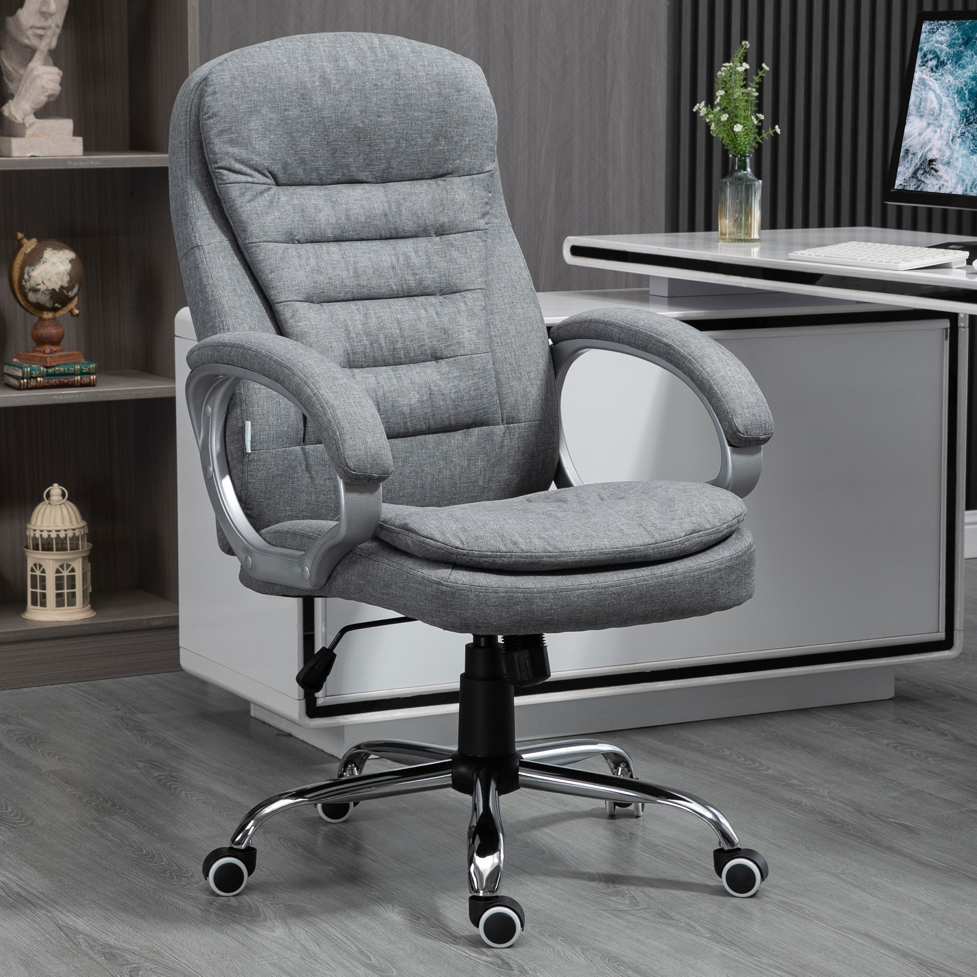 Silla de oficina ejecutiva con respaldo alto, altura ajustable y acolchado grueso gris.