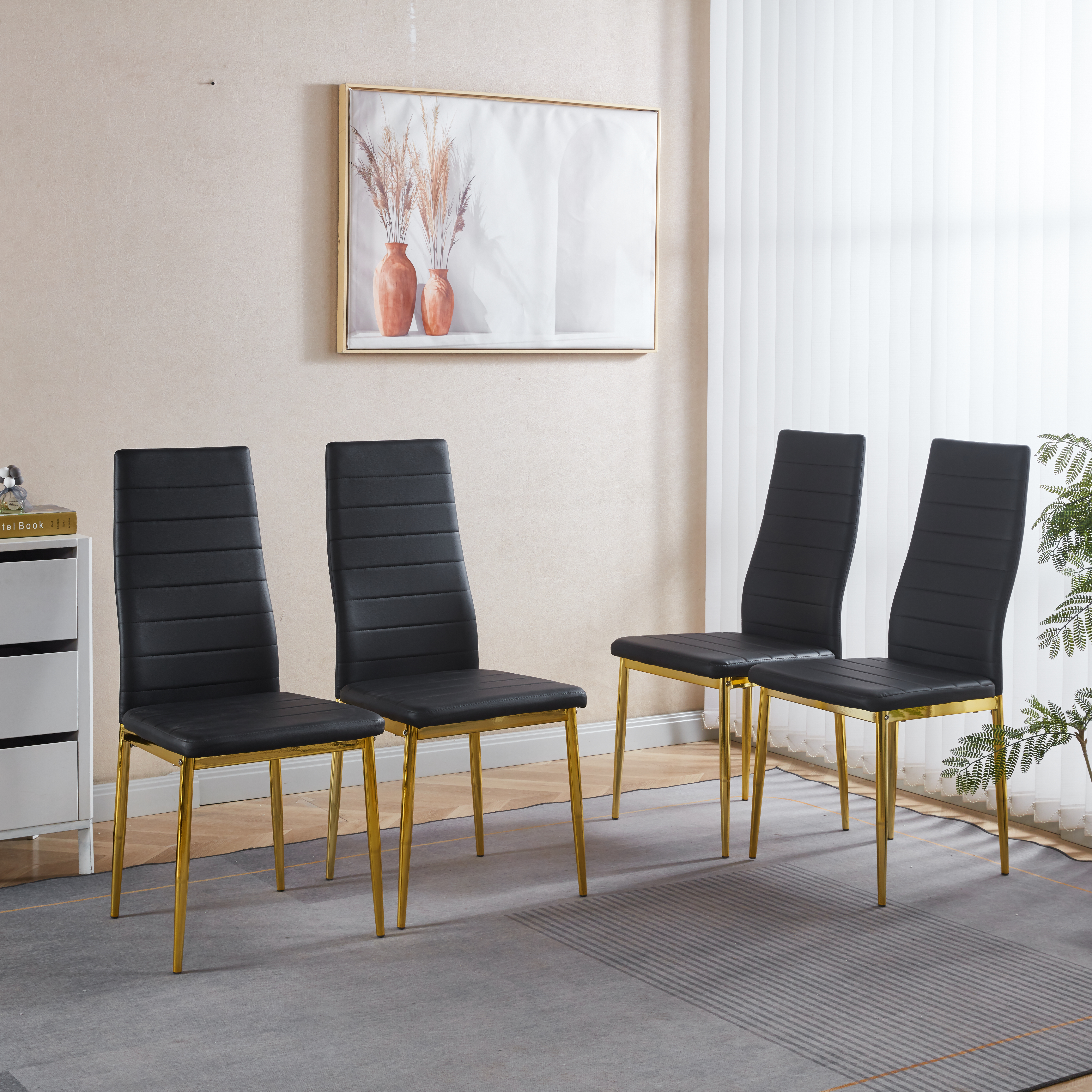 Set de 4 sillas con patas color dorado y asiento negro.