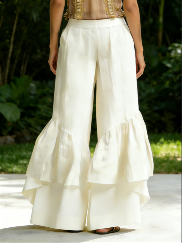 Pantalones blancos de pierna ancha con volantes y tiro alto