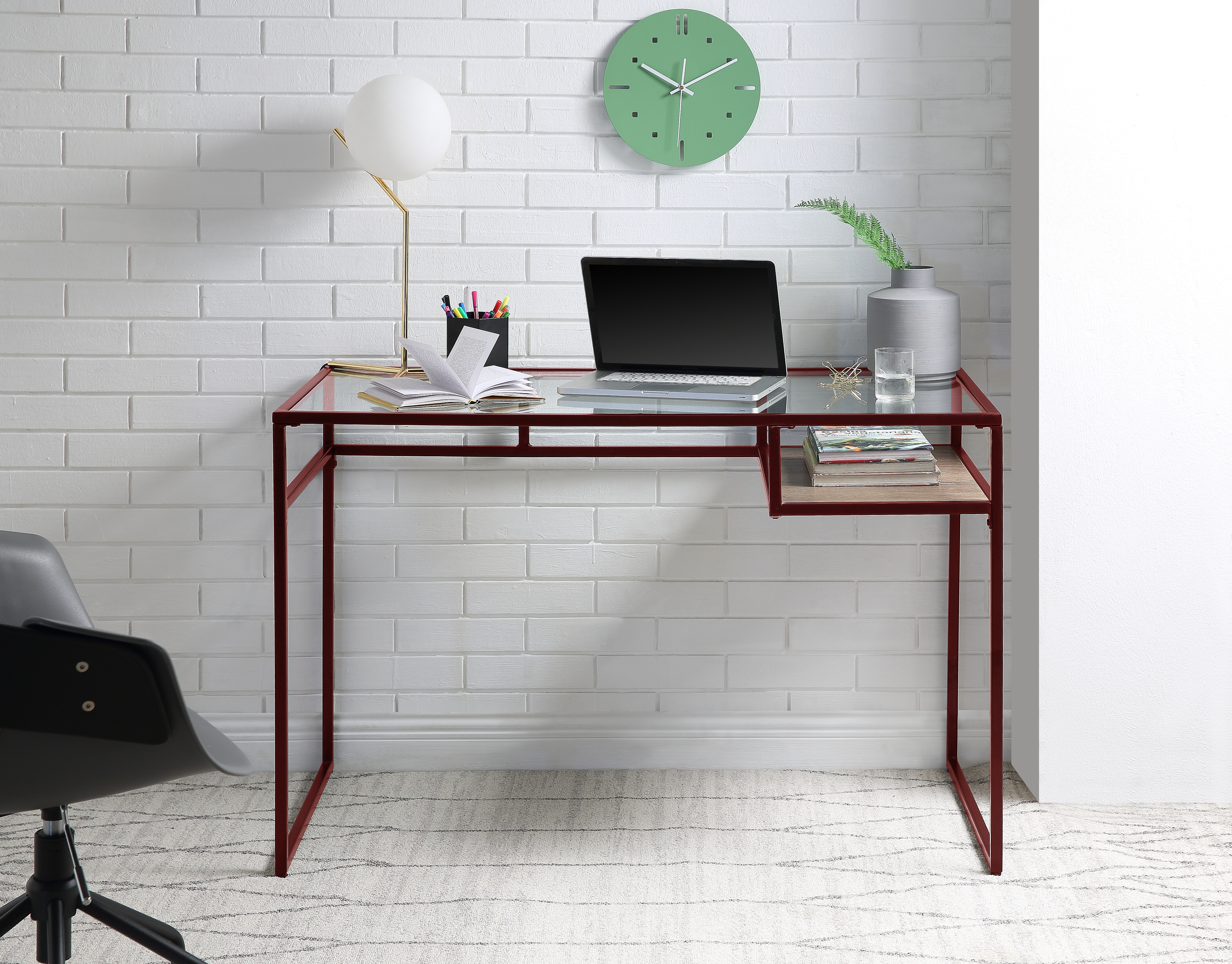 Escritorio Yasin con tapa de cristal y acabado rojo